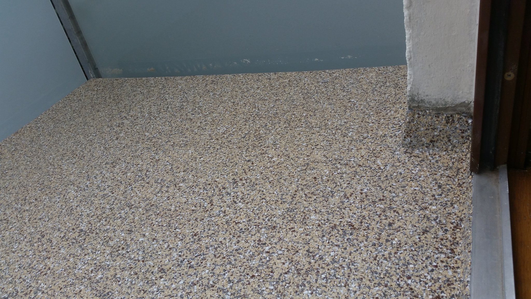 Hausanschluss bei einer beschichteten Fläche mit Farbchips - Mario Bogisch Bausysteme