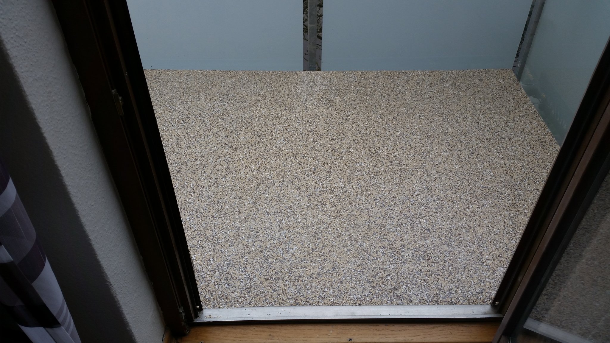 Sanierung mit einem Farbchipsbelag auf einem Balkon - Mario Bogisch Bausysteme