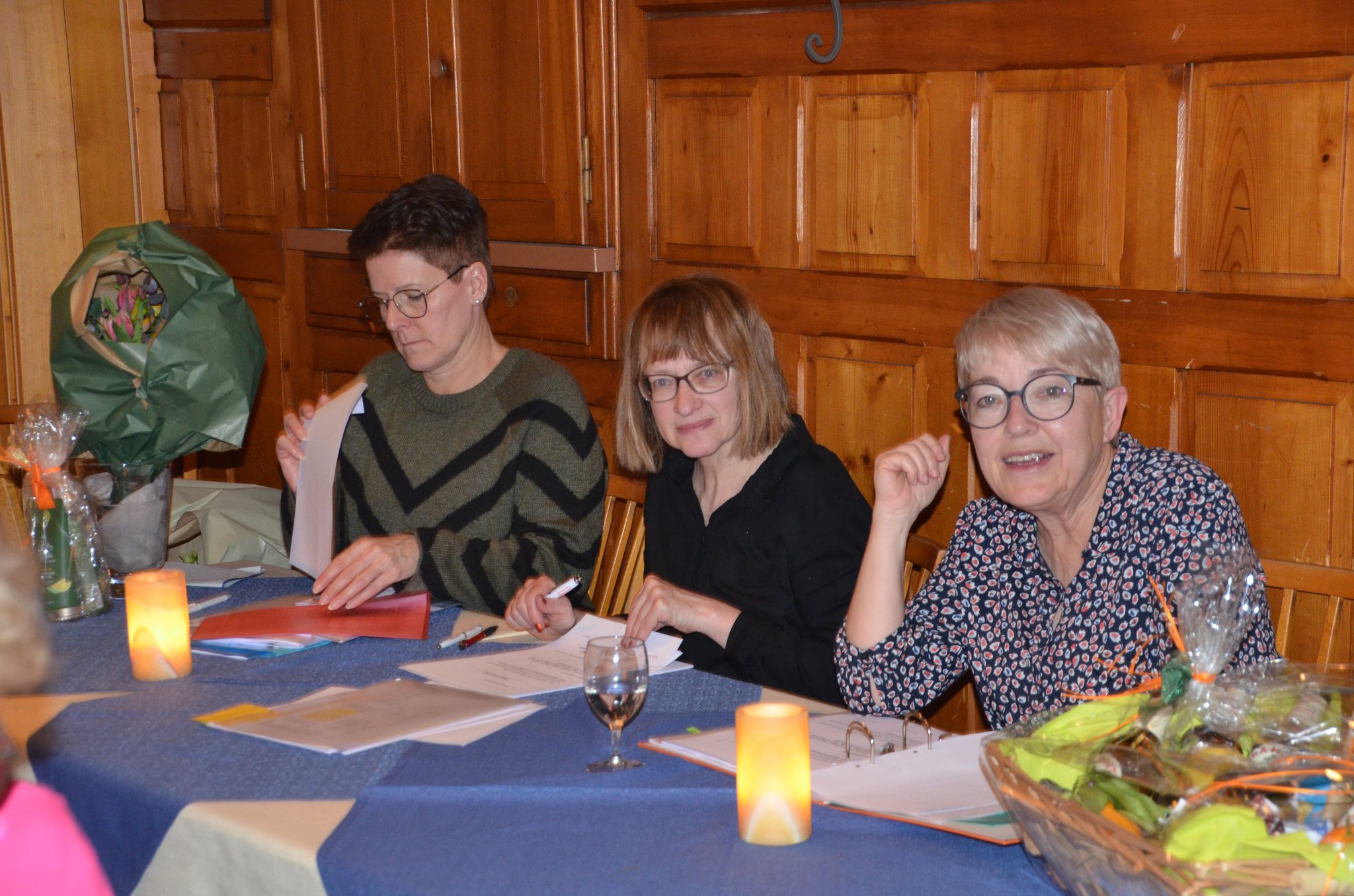 Kassierin, Aktuarin und Präsidentin sind bereit