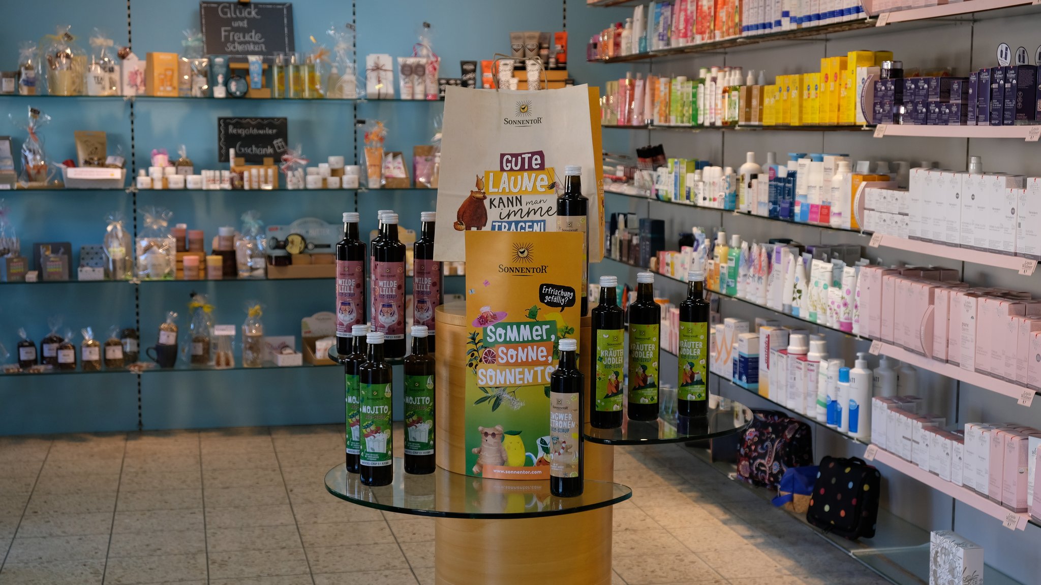 Geschenkecke und Kosmetik