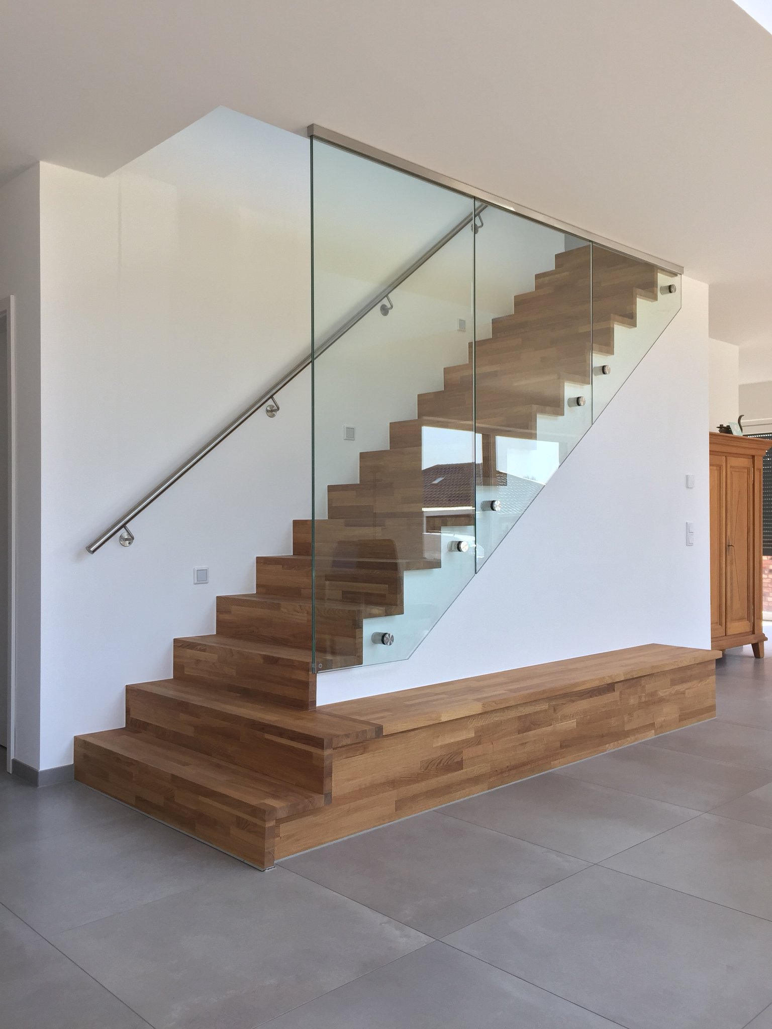 Treppe Holz auf Beton mit Geschossscheibe