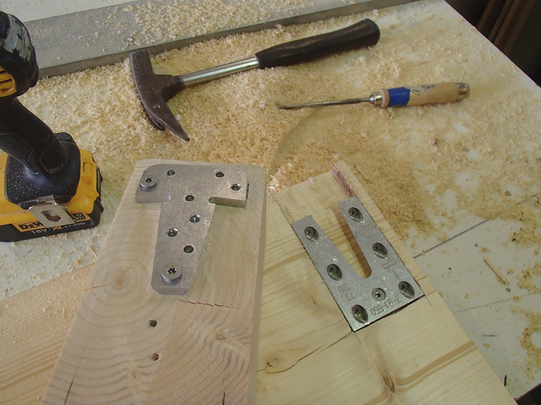 Unsichtbare Befestigung von Holzsparren