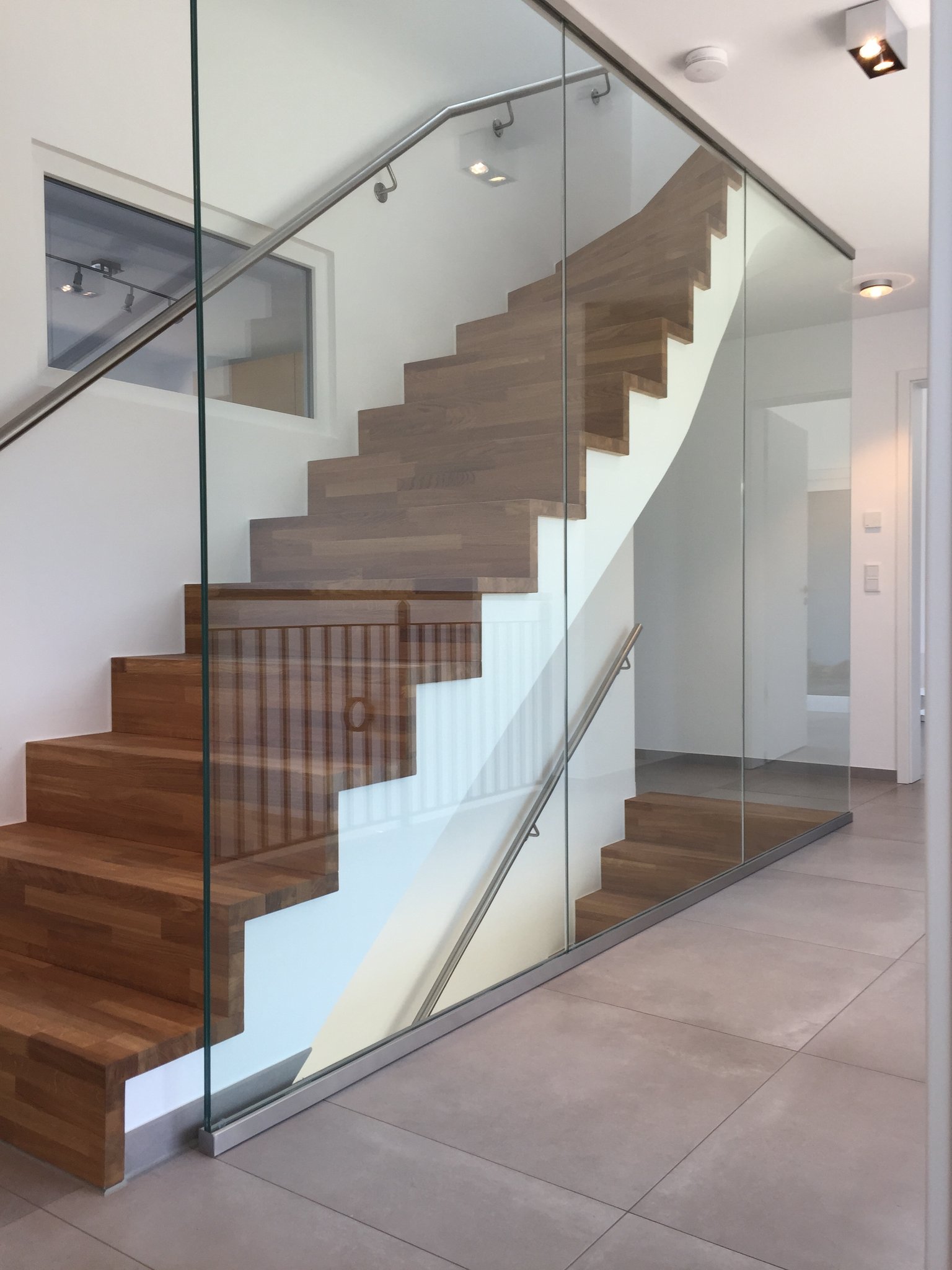 Treppe Holz auf Beton mit Geschossscheibe