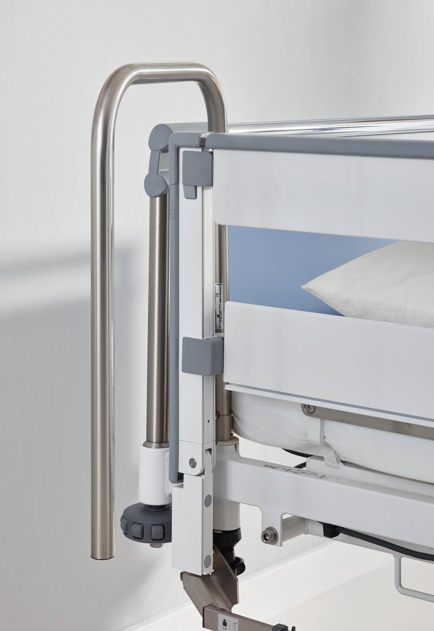 Der Haltebügel zur Befestigung medizinischer Ausrüstung eignet sich für den Einsatz auf der Intensivstation.