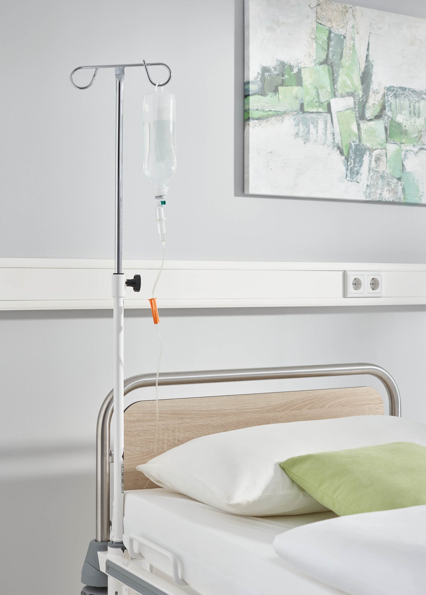 Der senkrechte Infusionsständer ist die klassische Standardlösung – hier ein Modell mit 2 Haken am Bett Vivendo pro.