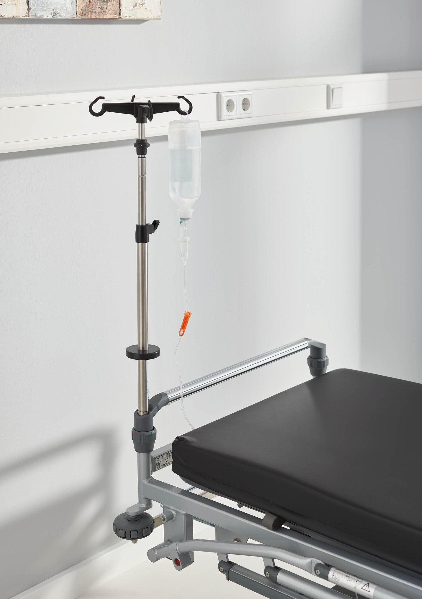 Der Infusionsständer für den Stretcher Mobilo ist auch mit schwenkbaren Haken erhältlich.