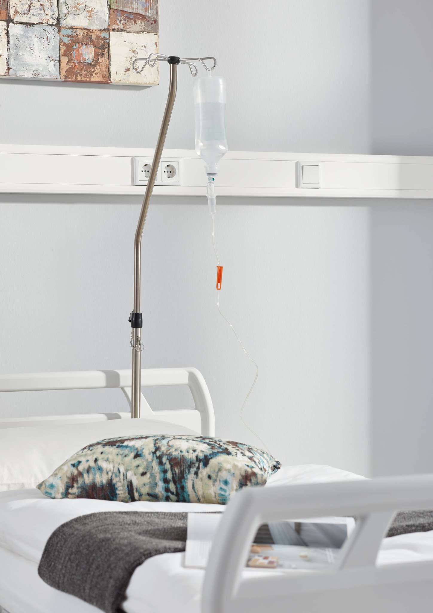 Der Infusionsständer mit 45°-Biegung beugt Kollisionen bei der Verstellung des Bettes vor.
