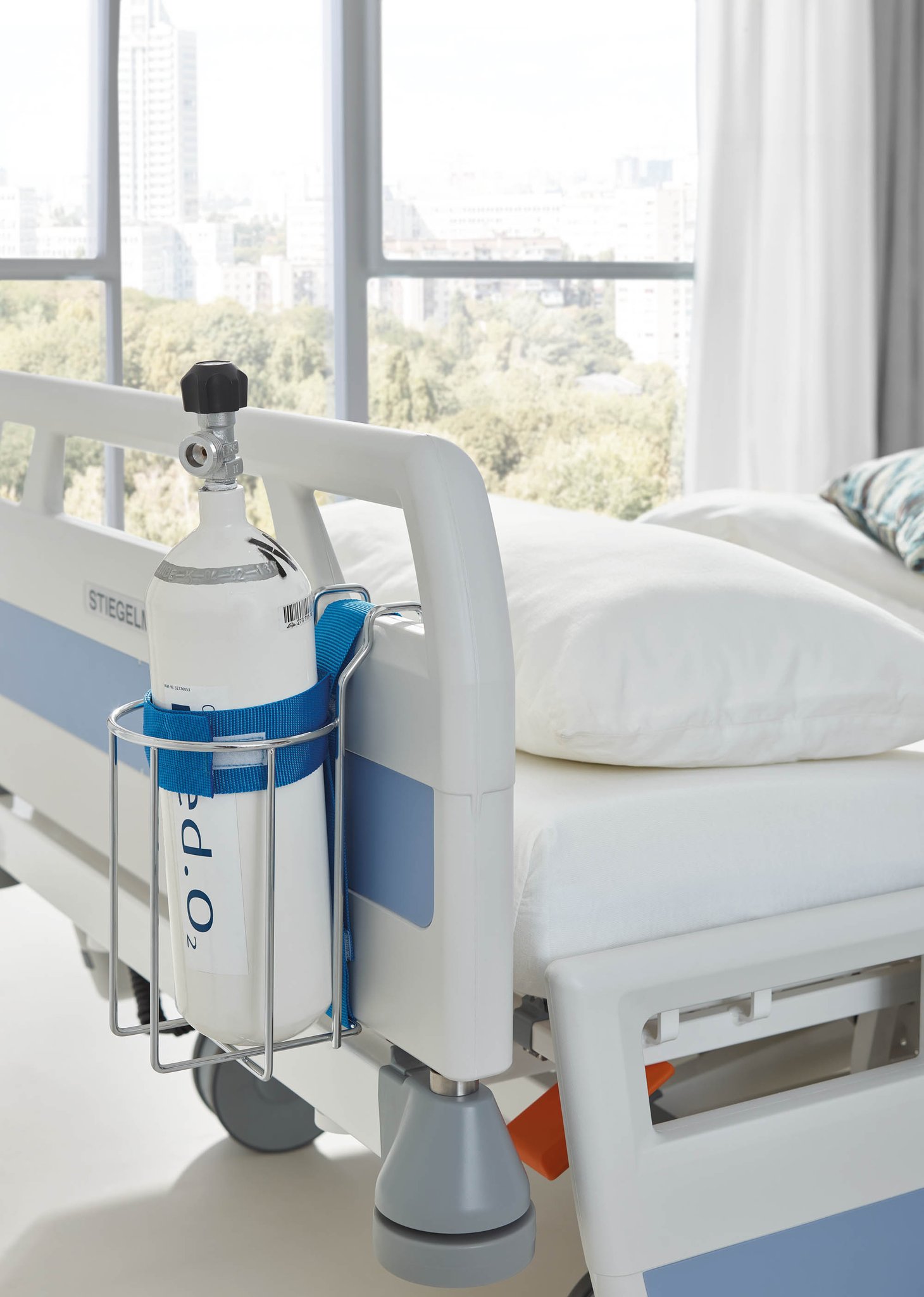 Unser Sauerstoffflaschenkorb ermöglicht die flexible Positionierung von bis zu 2 Liter fassenden Flaschen an den Kopf- und Fußteilen.