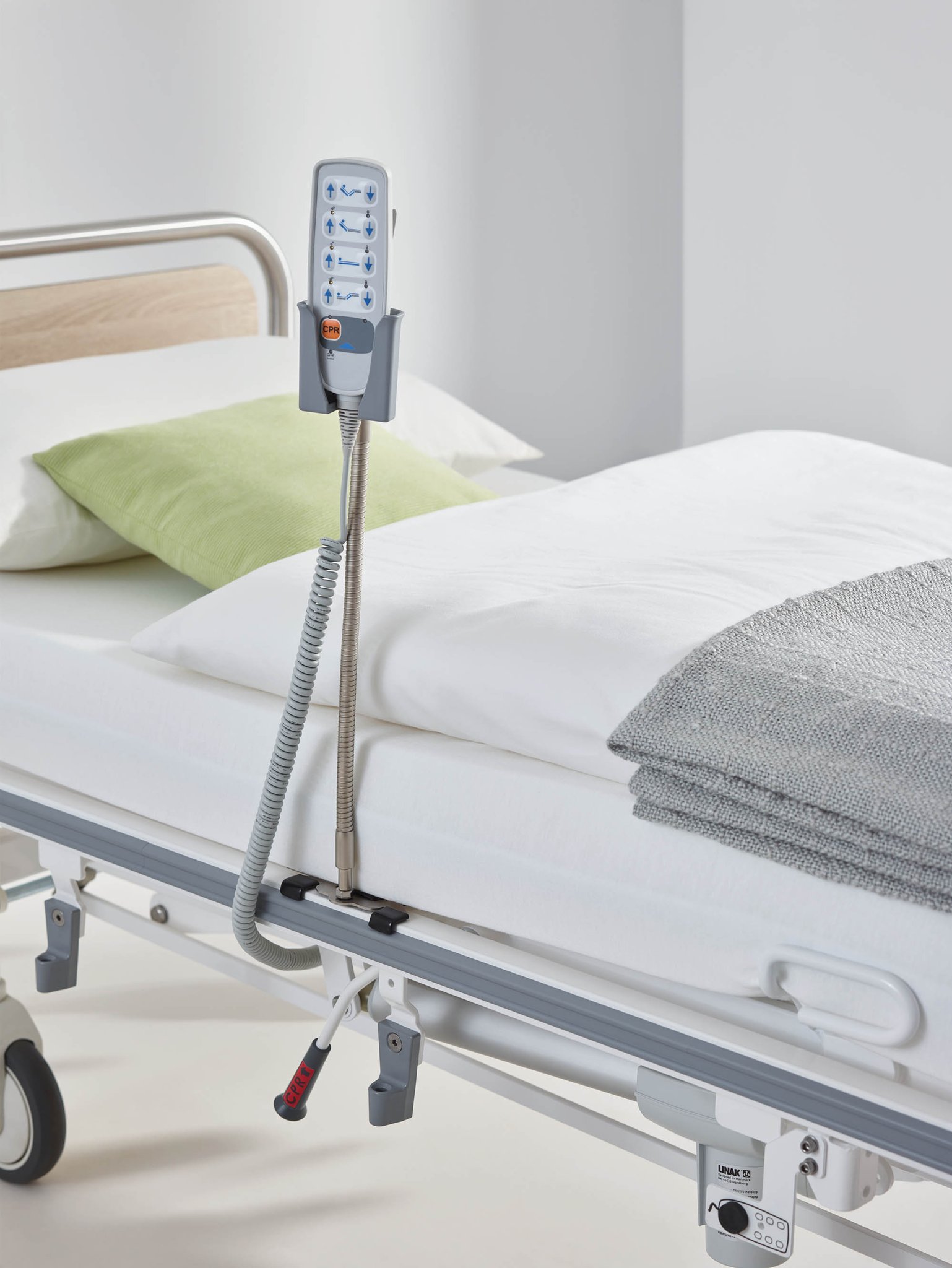 Die Handschalterhalterung mit biegsamer Welle lässt sich bei ausgewählten Modellen in Griffweite an der Bettseite befestigen.