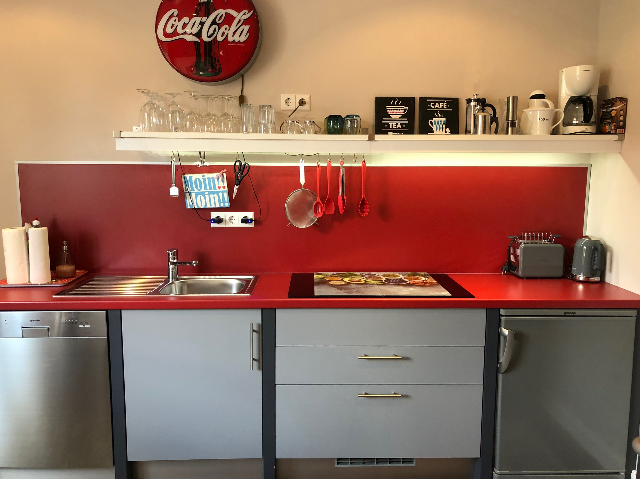 In dieser Küche ist alles vorhanden, sogar ein moderner 4er Induktionsherd mit integriertem Abzug