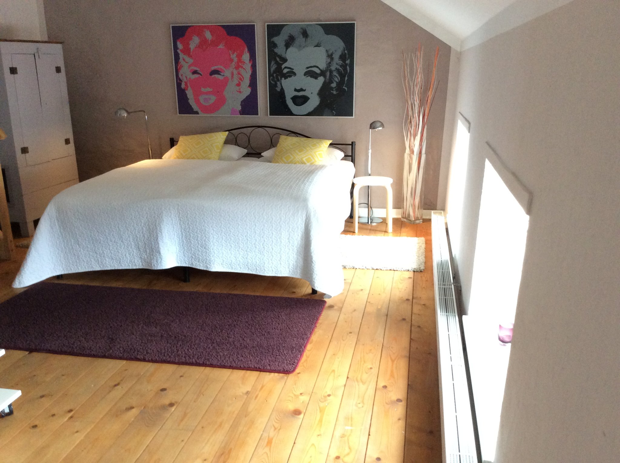 Großes Schlafzimmer mit Bett 180x200 und Blick in den Himmel