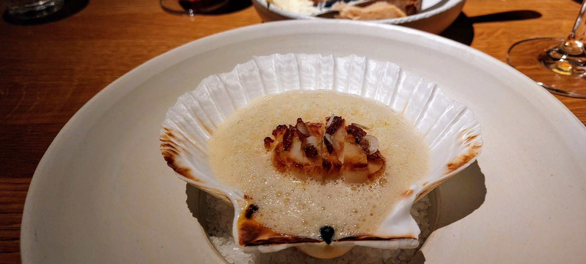 de winnaar van de avond, een coquille met vanilleschuim, geschaafde amandelen en uitgebakken spekjes