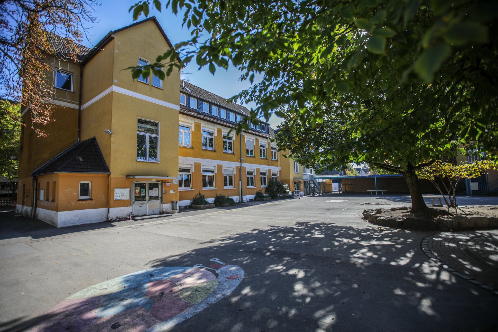 Schulhof / Eingang 1