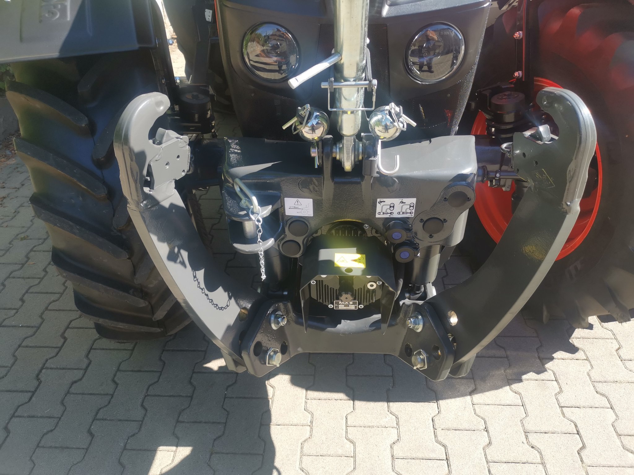 Fronthubwerk mit 2.8 t Hubkraft und Frontzapfwelle 1000 1/ min von MX