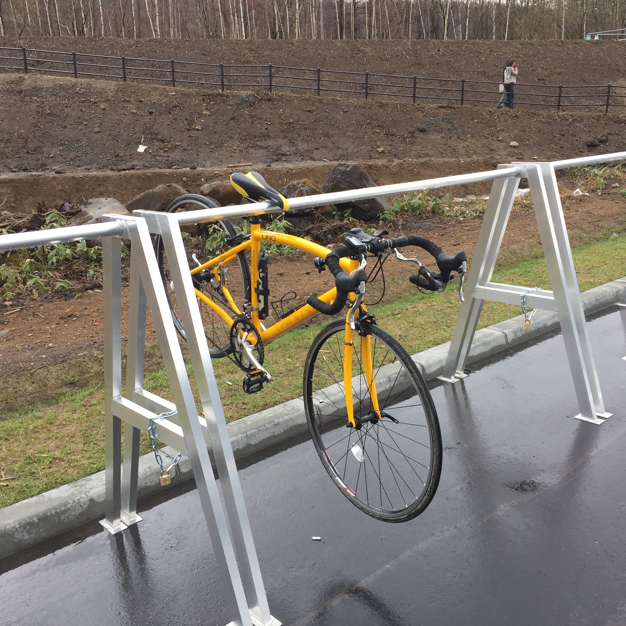 青い池 バイクラック