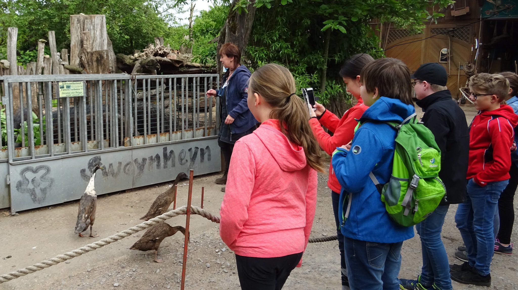 Beim Rundgang über den Hof stellt Christl Hock die verschiedenen Tiere vor