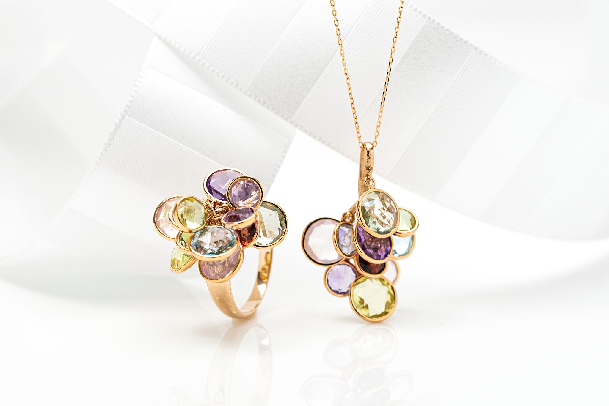 左．ﾘﾝｸﾞ　￥220,000　　右．ﾈｯｸﾚｽ　￥220,000