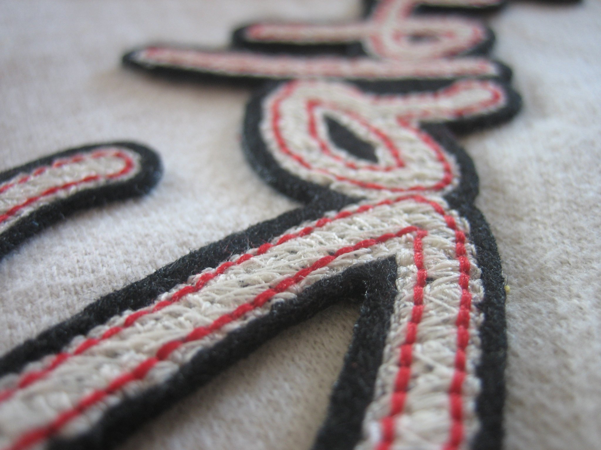 applicazione con feltro spesso e ricamo fitto