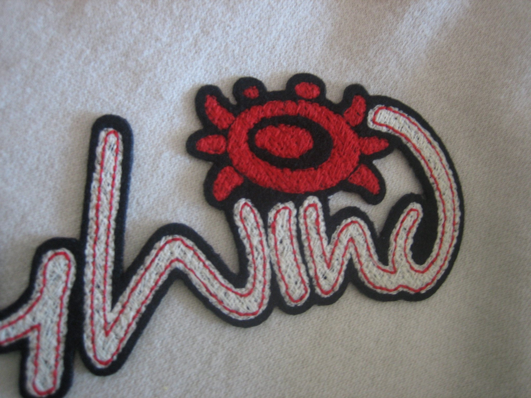 applicazione con feltro spesso e ricamo fitto