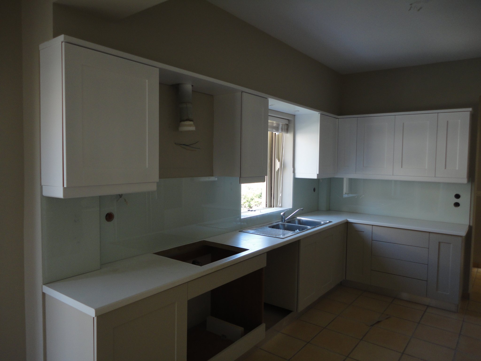 Γυάλινη πλάτη κουζίνας Τζάμια αργυρούπολη-βάρη-ελληνικό-άγιος δημήτριος-δάφνη-καλλιθέα-άλιμος-γλυφάδα-ηλιούπολη-ελληνικό