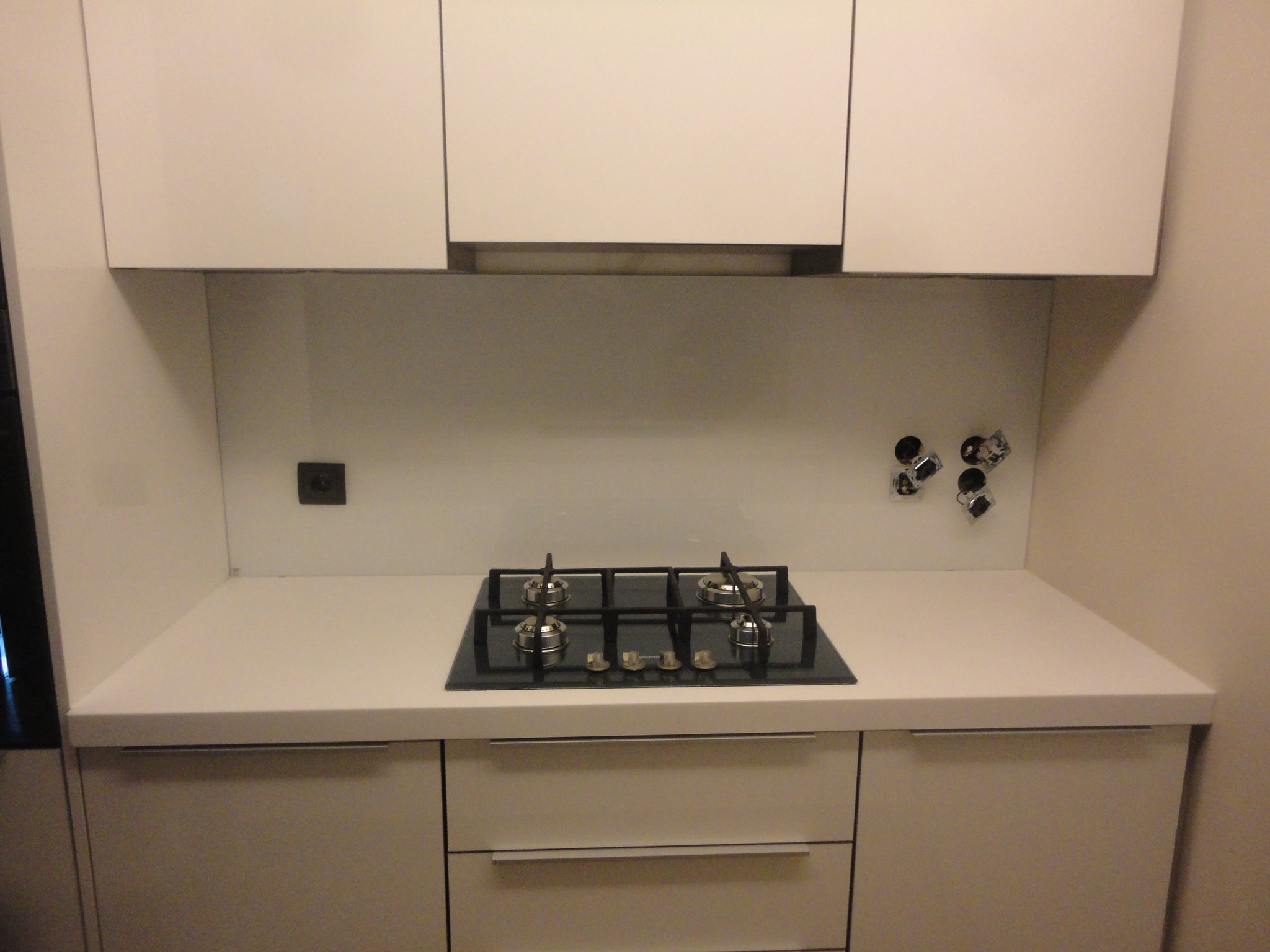 Γυάλινη πλάτη κουζίνας, επένδυση πλάτης-τοίχου κουζίνας με γυαλί-τζάμι