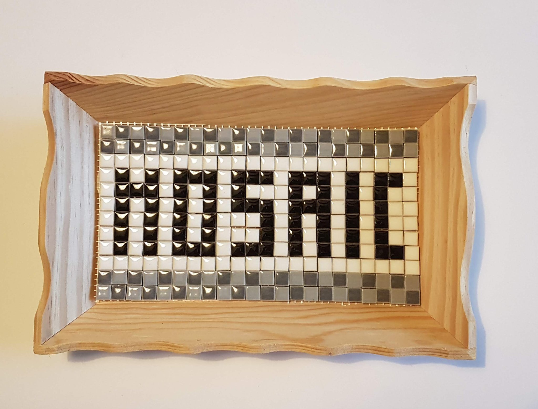 la mosaïque collée au fond du plateau