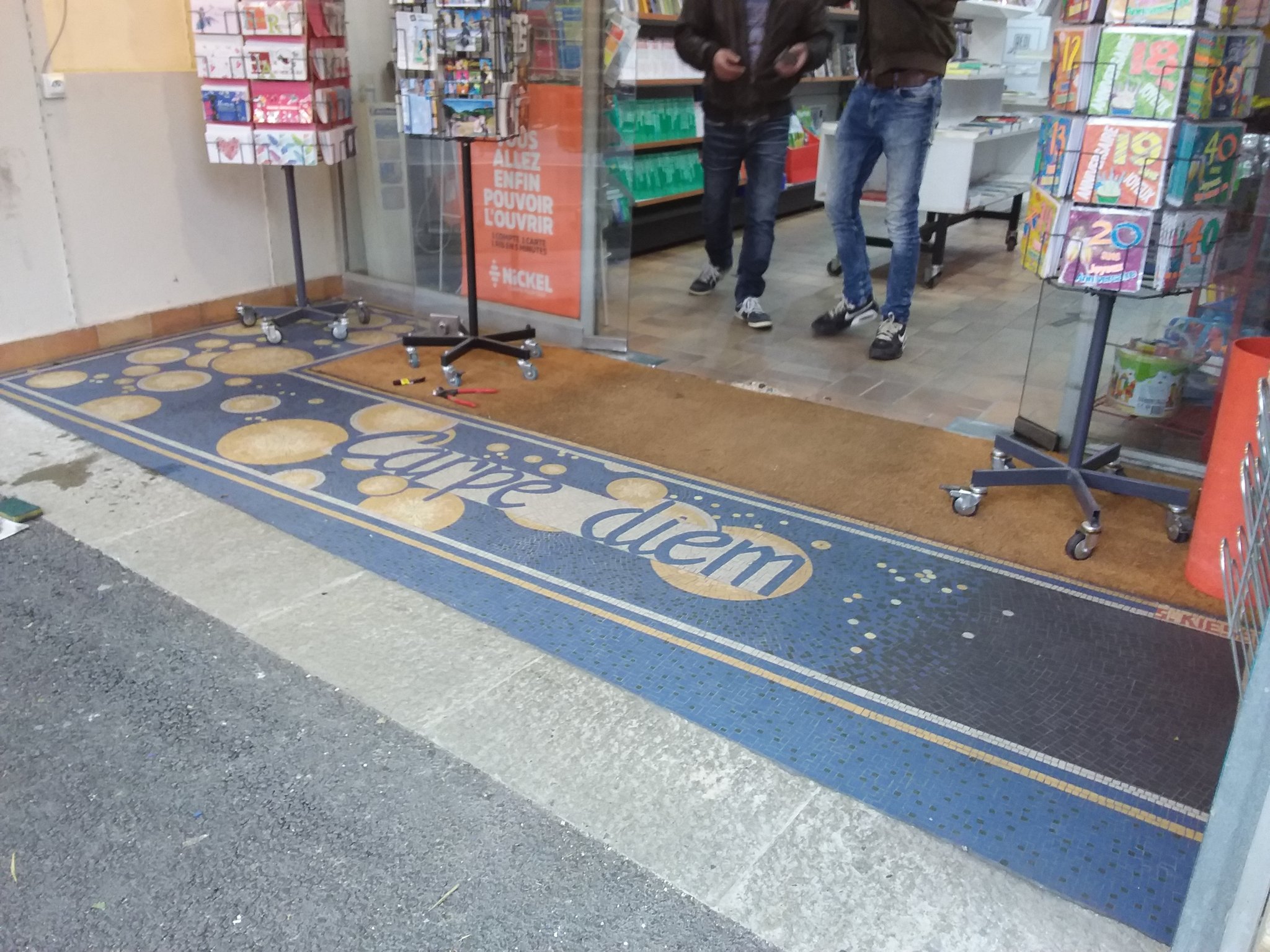 Carpe Diem: Mon premier pavement commencé en mai dernier à l'époque je n'avais aucune commande..je ne voulais me décourager...