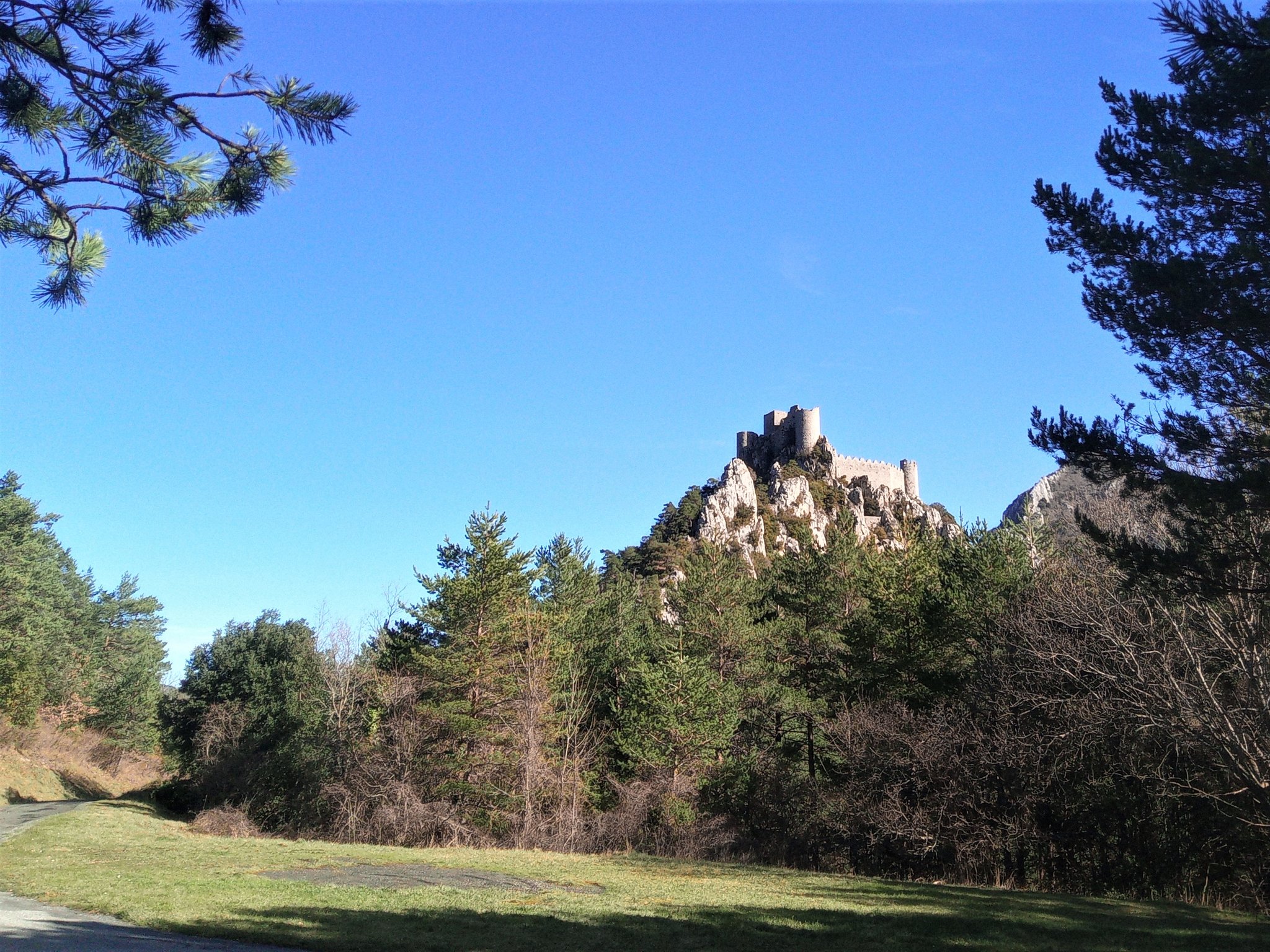 château de Puilaurens; vue au départ de ce parcours découvertes