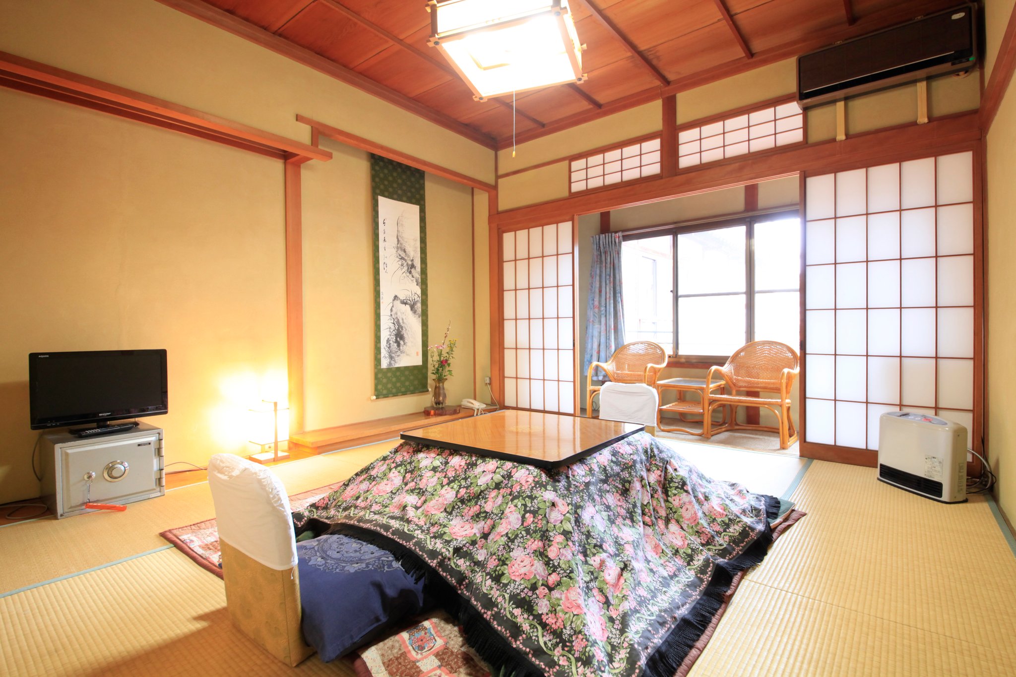 ご案内の部分にも書いてありますが、木造旅館のため、お部屋の大きさはすべて違います。  通常は八畳プラス広縁（２畳分よりやや大きめ）になります。