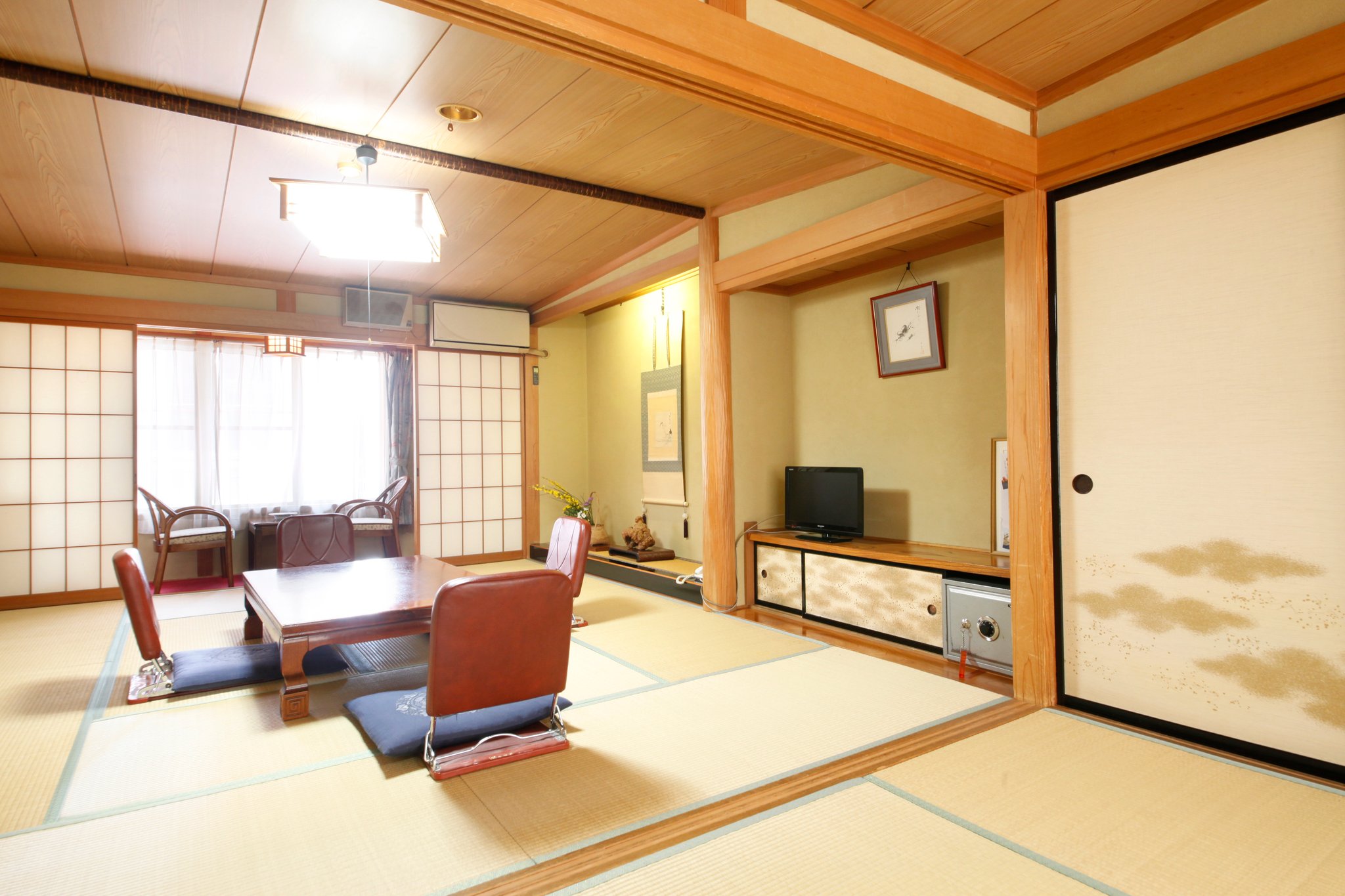 また二部屋続きのお部屋もございます。そちらのお部屋ですと、七人くらいで  宿泊しても広いですので大丈夫です。ご予約の際に、ご相談ください。