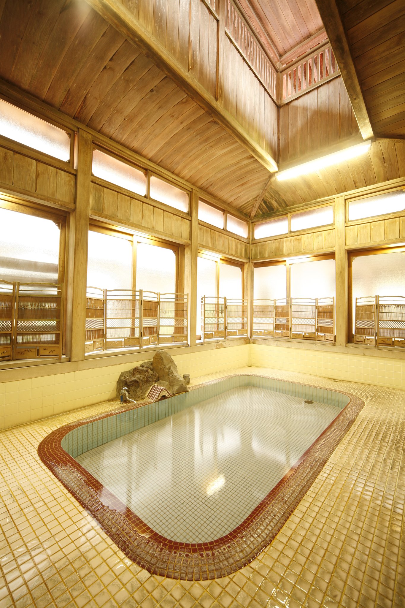 天井を高くして、湯気を抜く仕組みになっています。