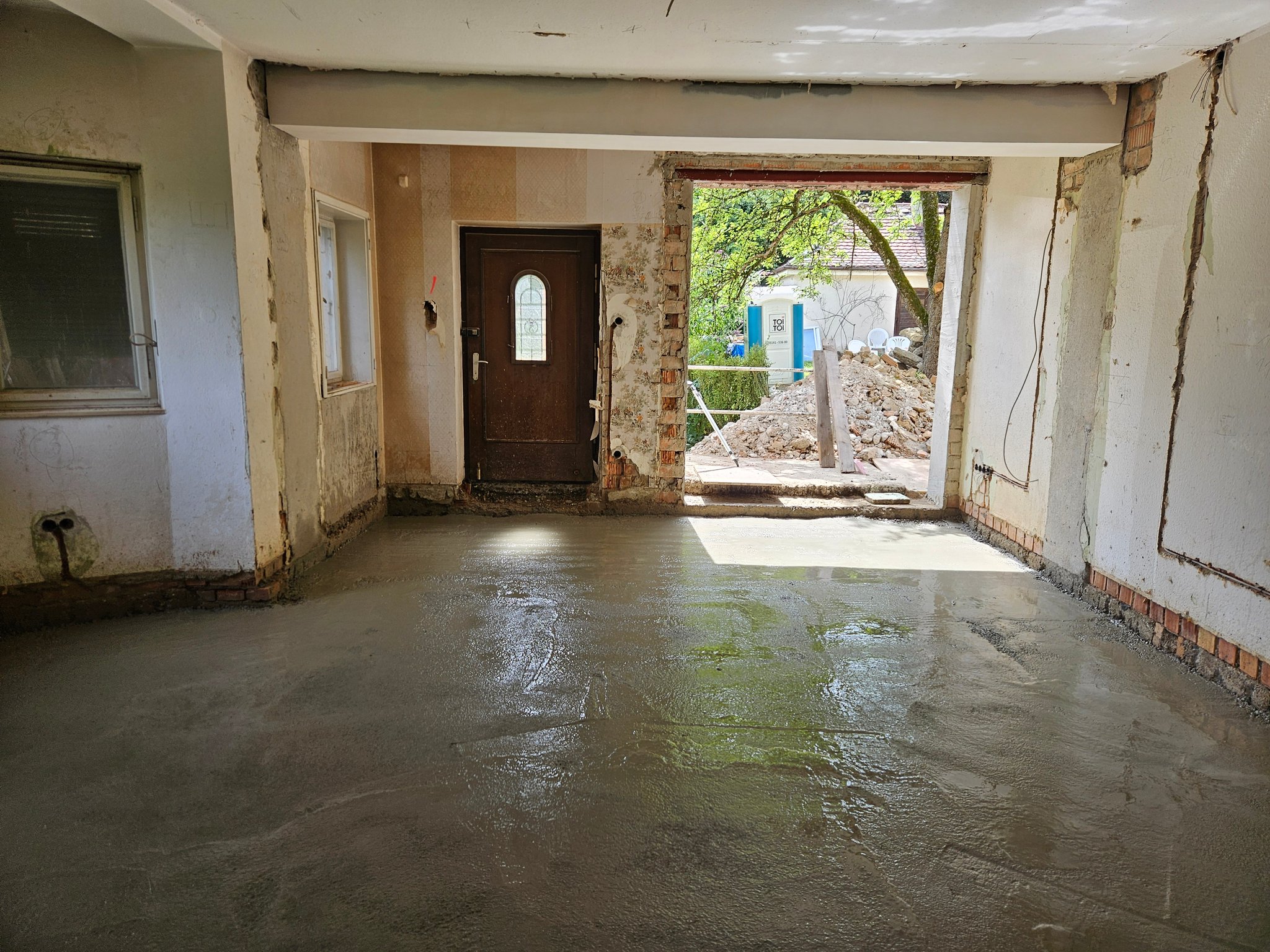 Betonieren einer neuen Bodenplatte im Haus