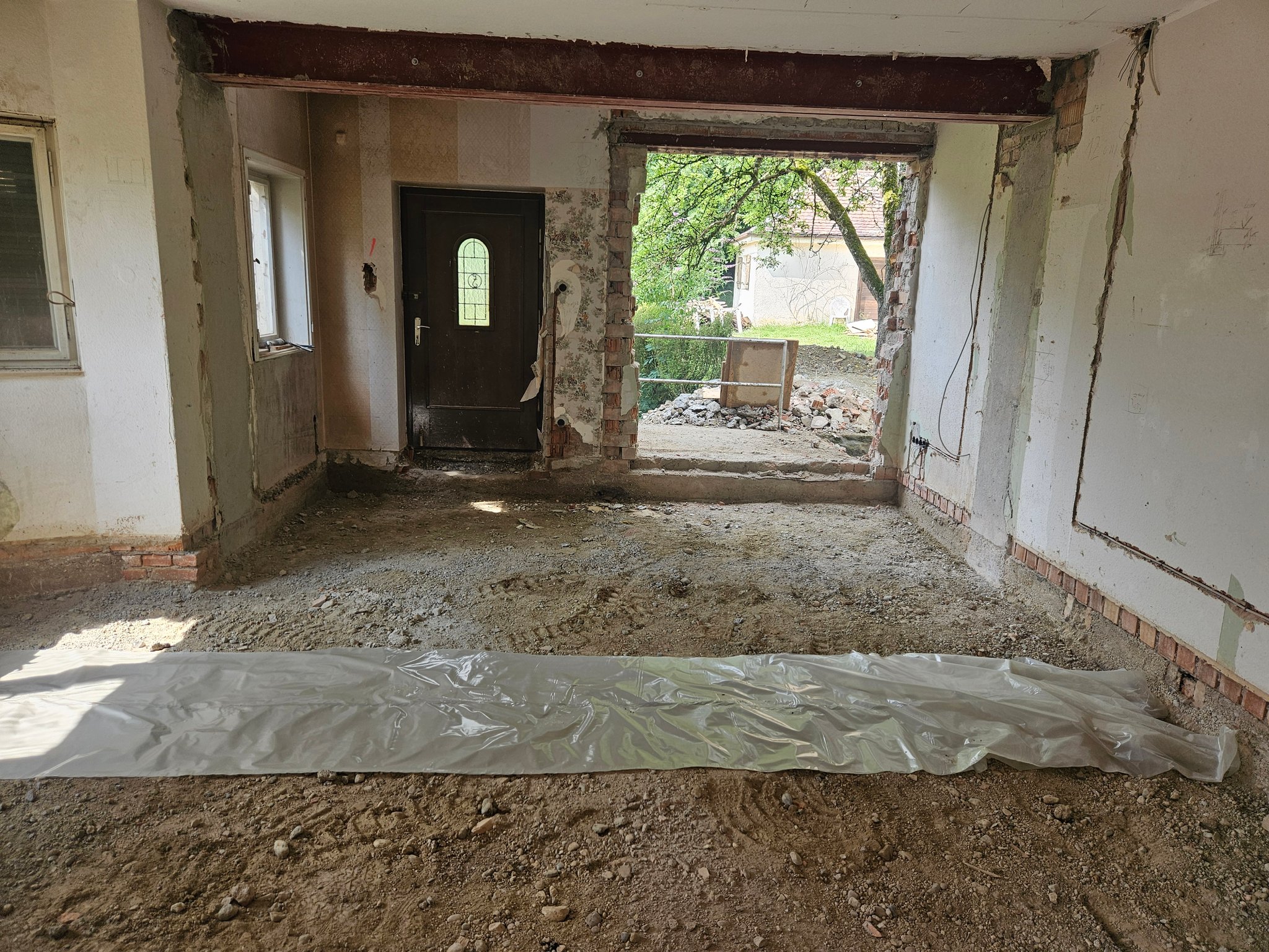 Ausbrechen der bestehenden Bodenplatte und ausgraben des Erdreiches