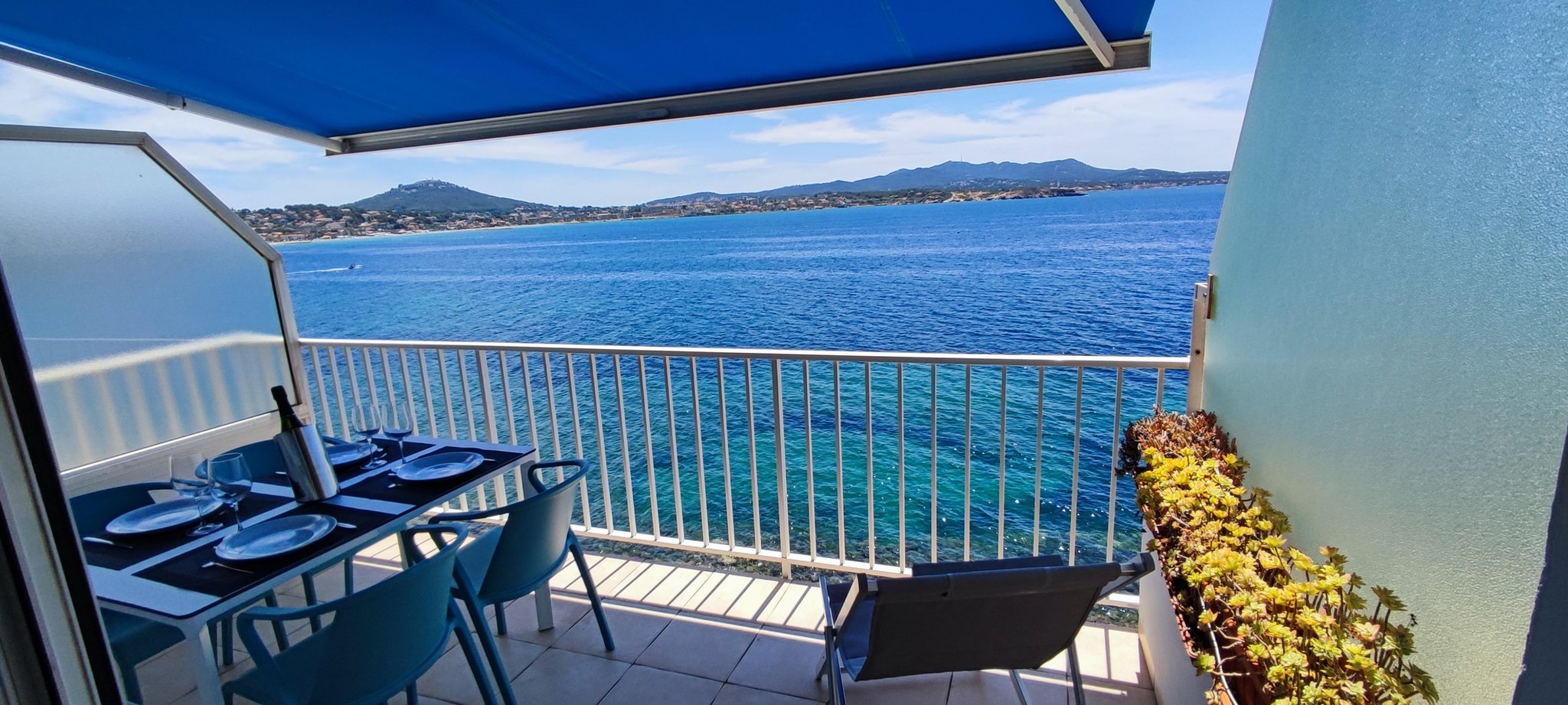 Balcon vue mer baie Sanary