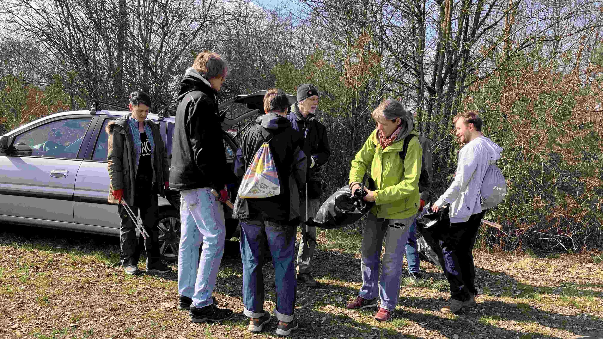 Die kleine Truppe wurde mit Müllzangen, Handschuhen und Müllsäcken ausgerüstet.