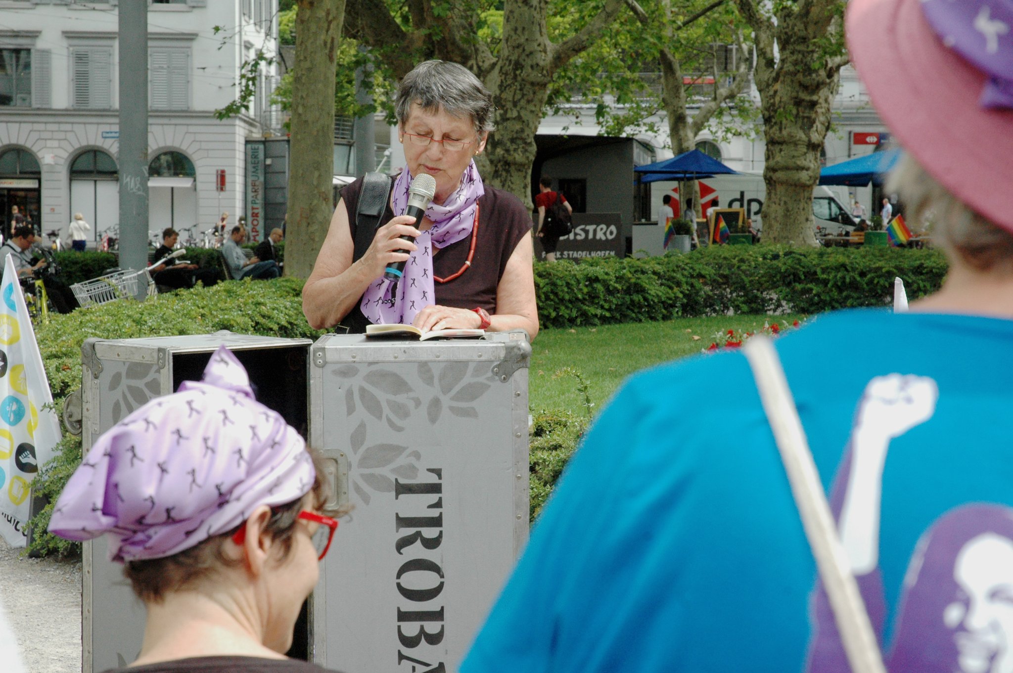 ELSBETH WANDELE-DECK SCHRIFTSTELLERIN AM STADELHOFERPLATZ 11.38