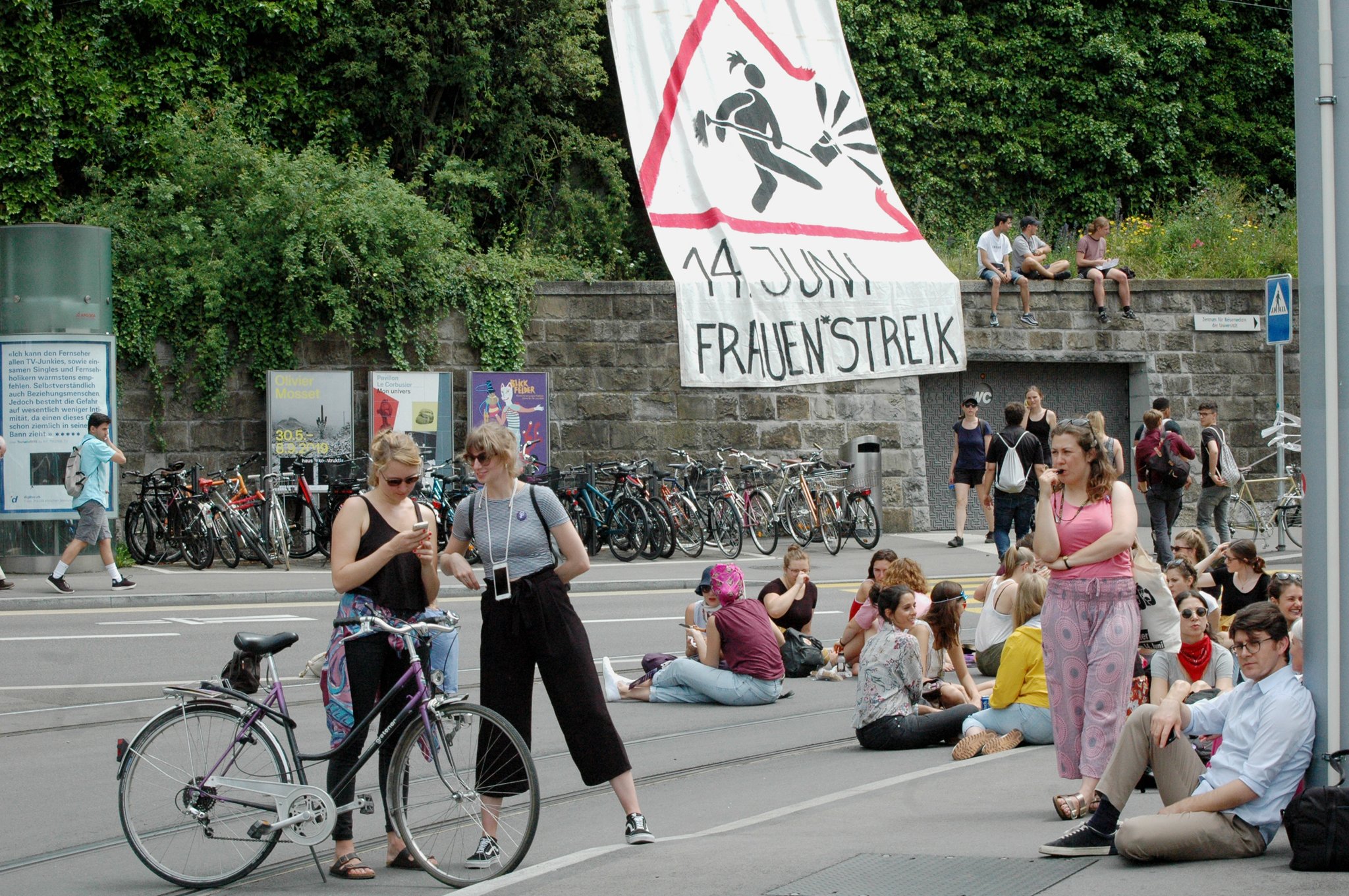 FRAUENSTREIK AM CENTRAL 13.02