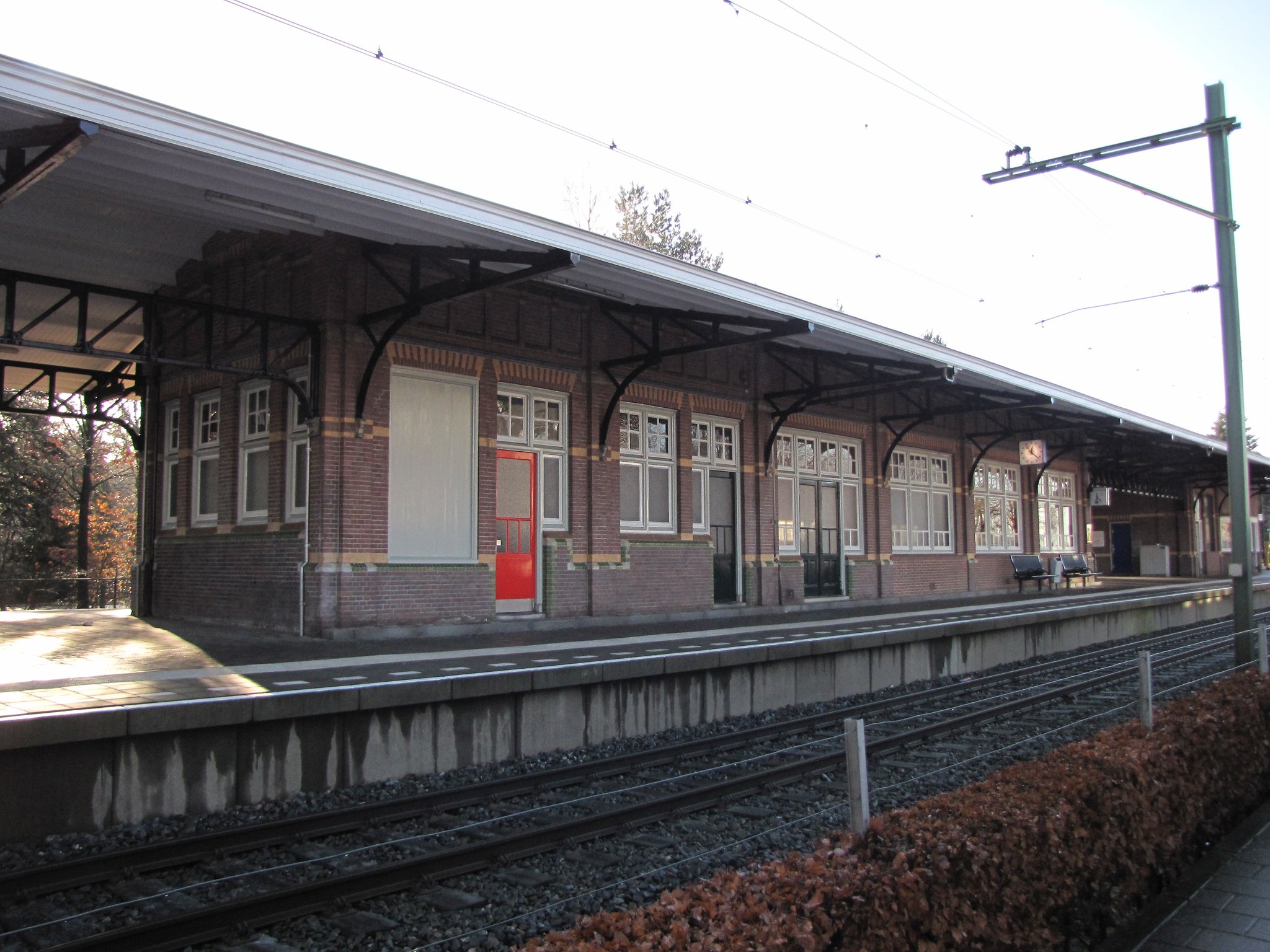 Station van Nunspeet uit 1906, met uitbreiding uit 1965. Type paraplustation