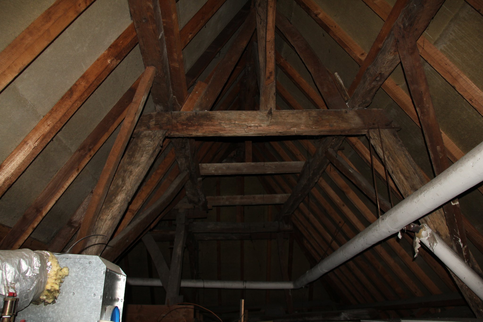 Eikenhouten kapconstructie van het volume aan de Langstraat