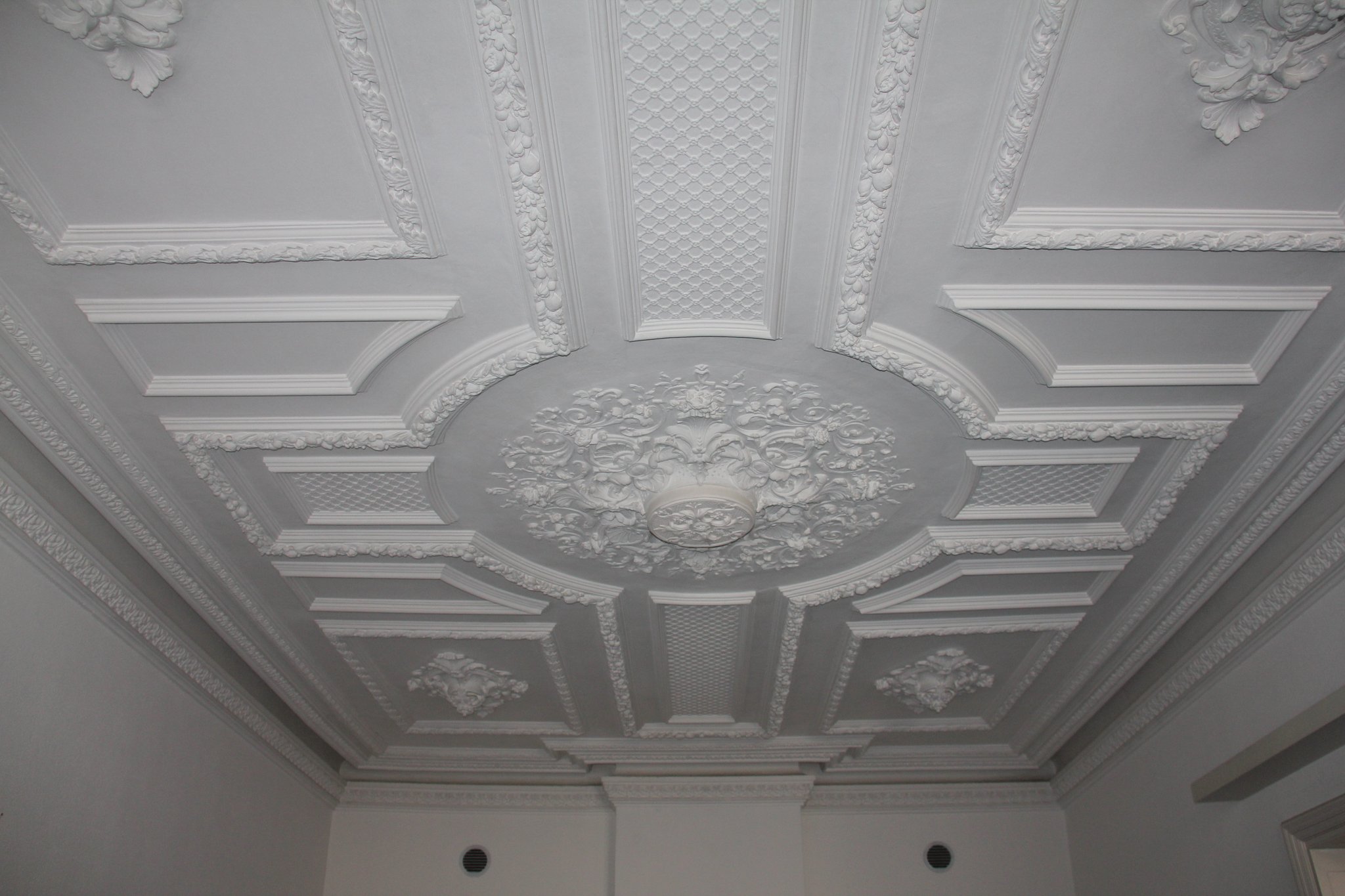 Gaaf behouden decoratief plafond uit 1878