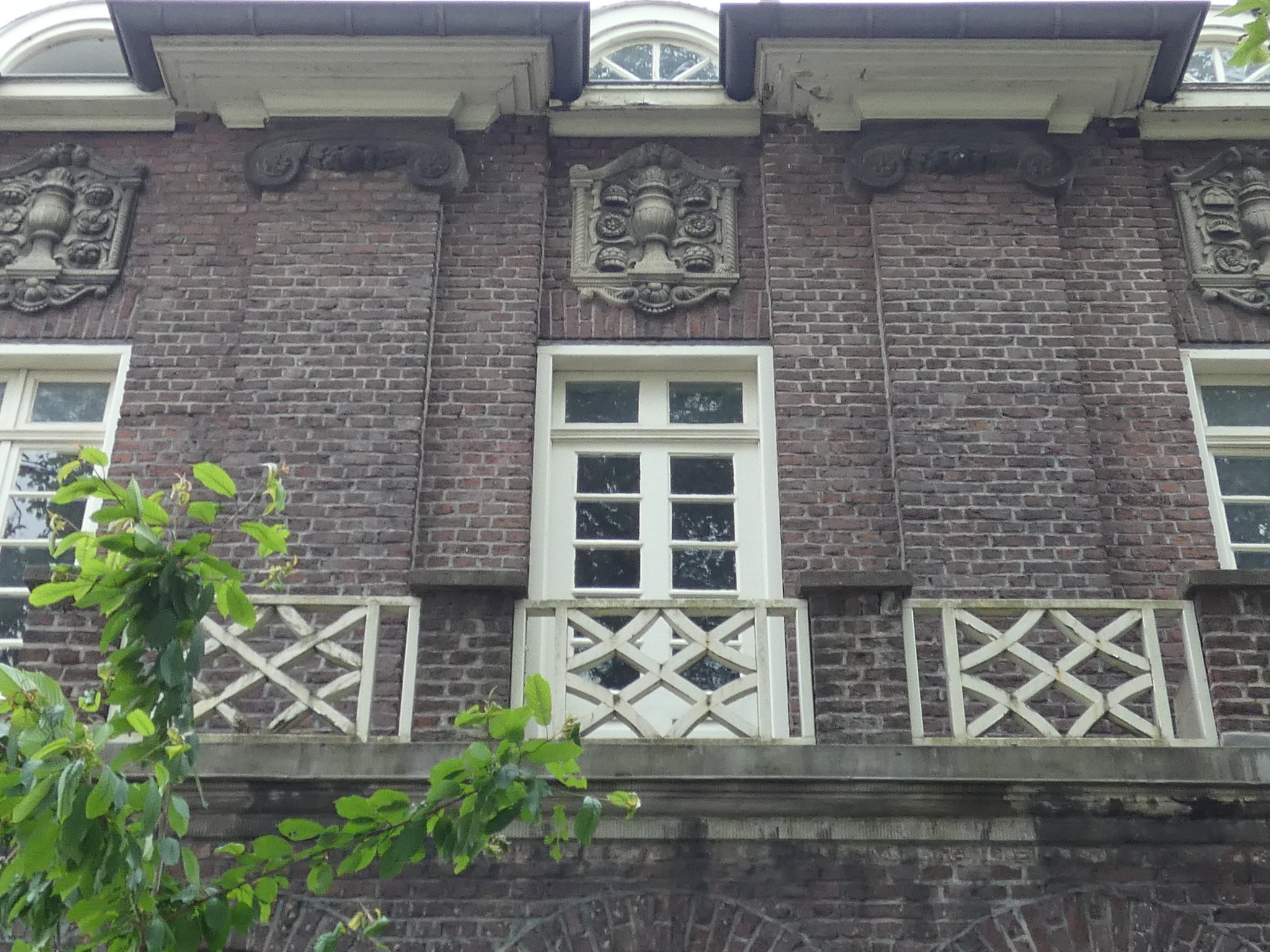Schoolstraat 1 heeft een opvallend rijke detaillering.