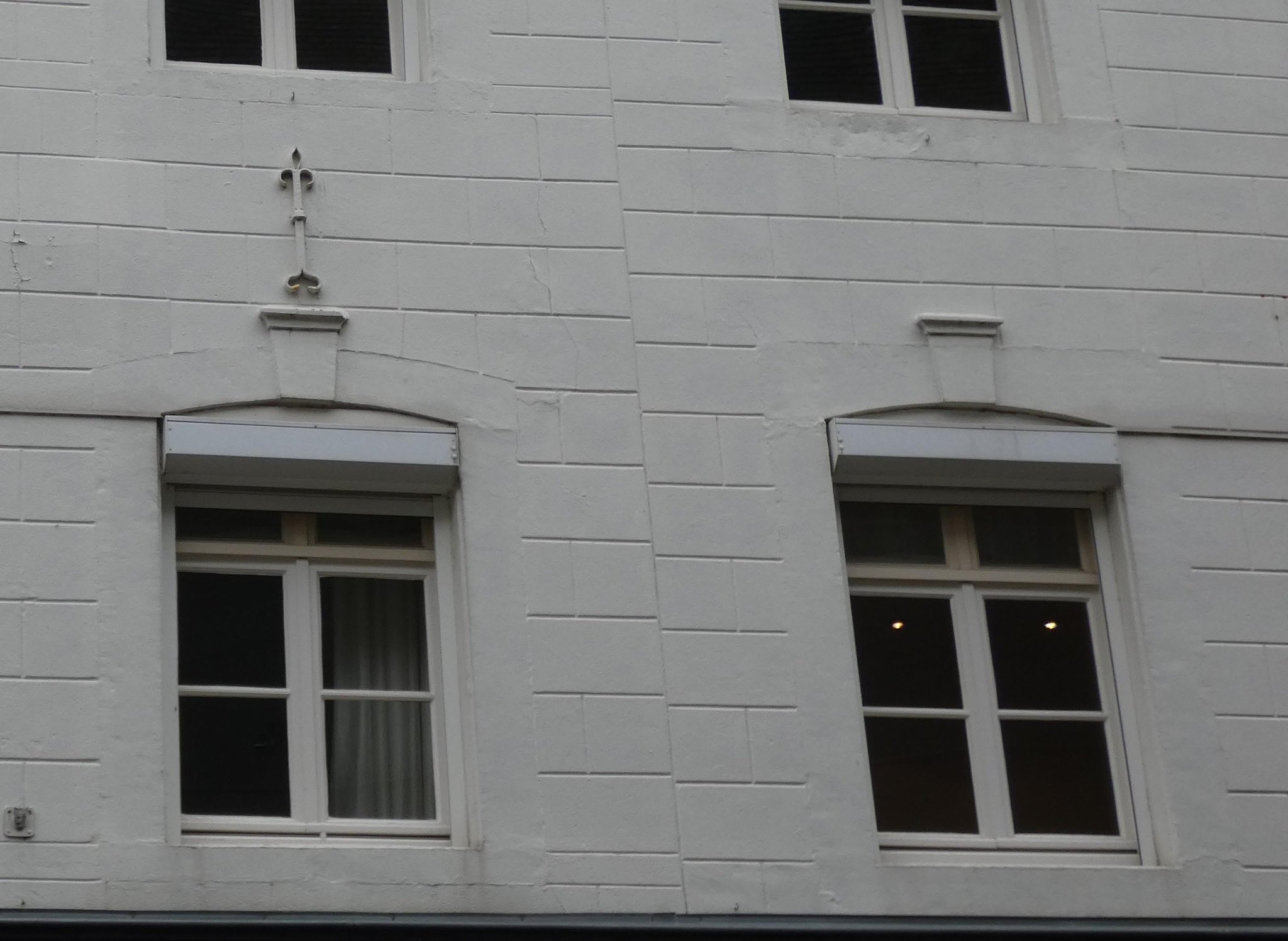 Detail van de gevel van nummer 53 en 55.