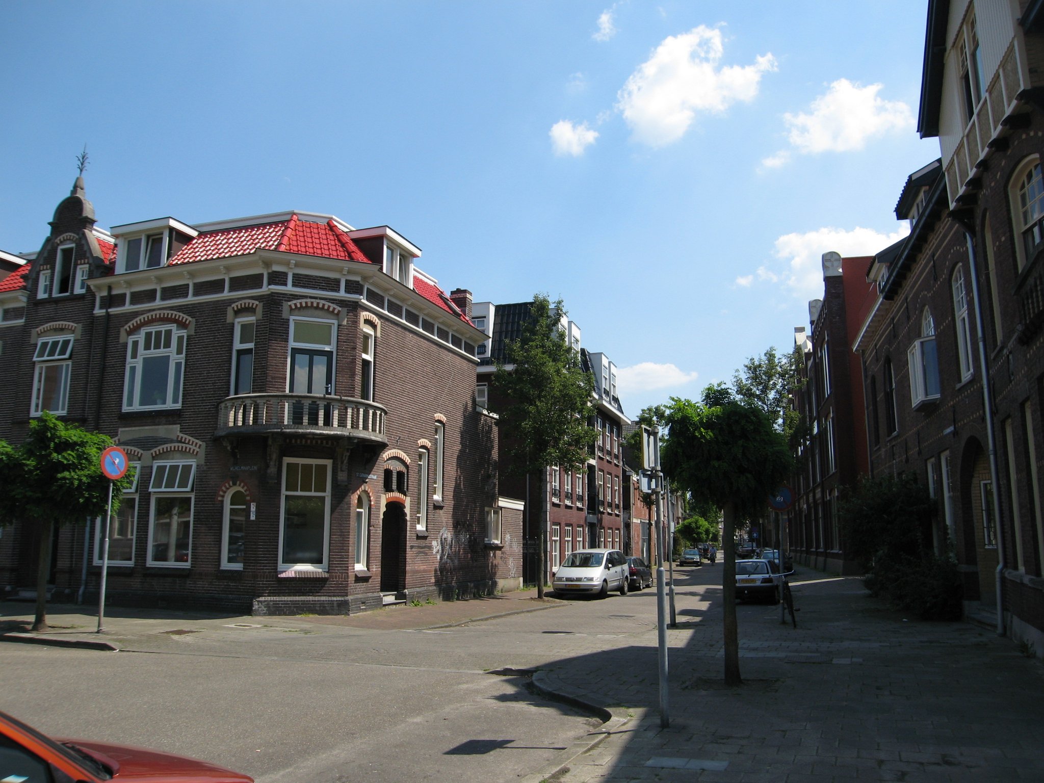 Straatbeeld van het WIlhelminaplein-Sint Catharinastraat. 