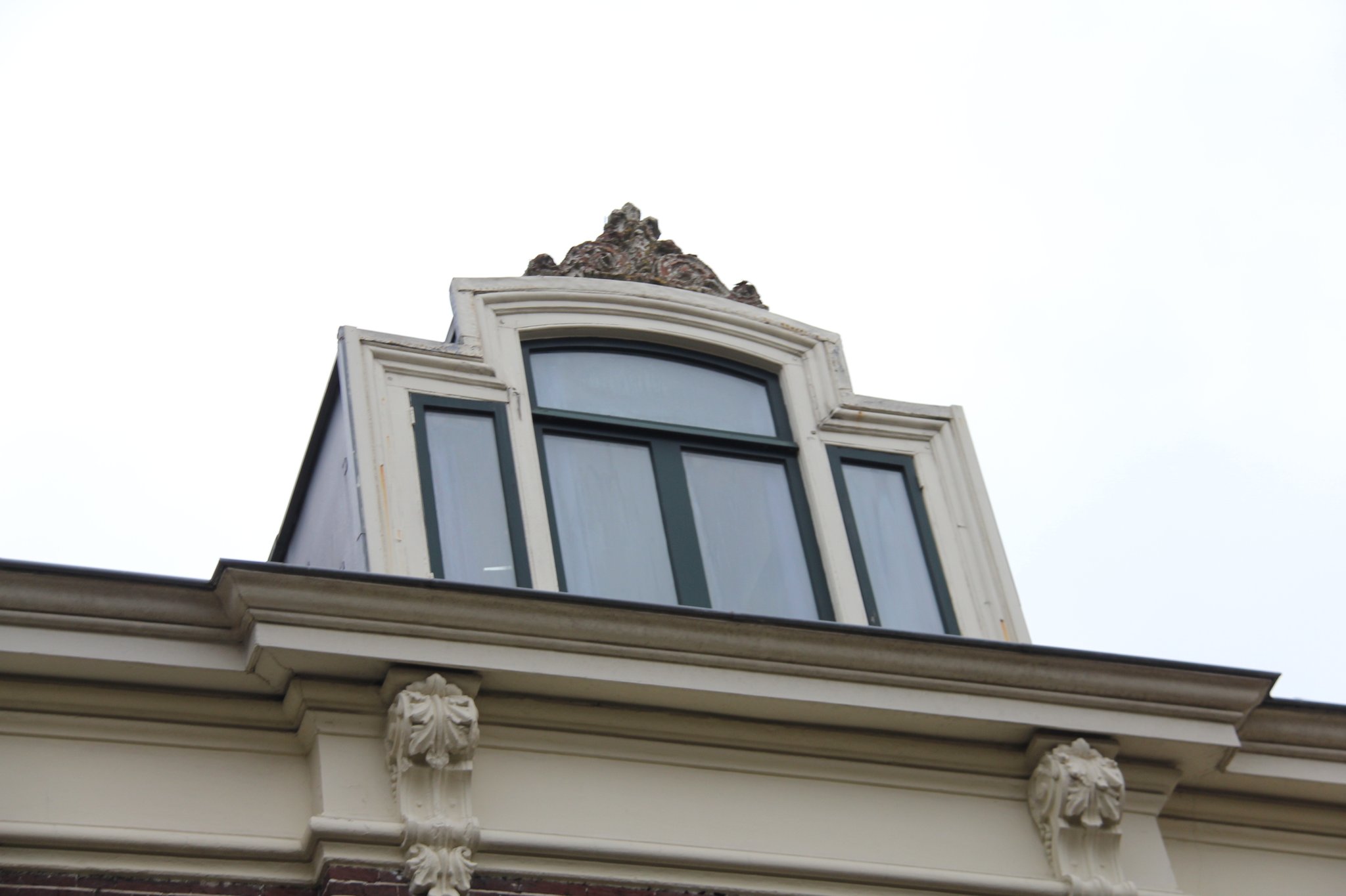 Detail van de dakkapel boven de entree van Peronnik