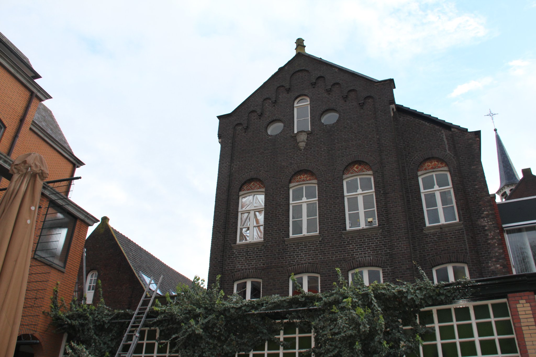 De neogotische 'toren',  onderdeel van het Ursulinenklooster