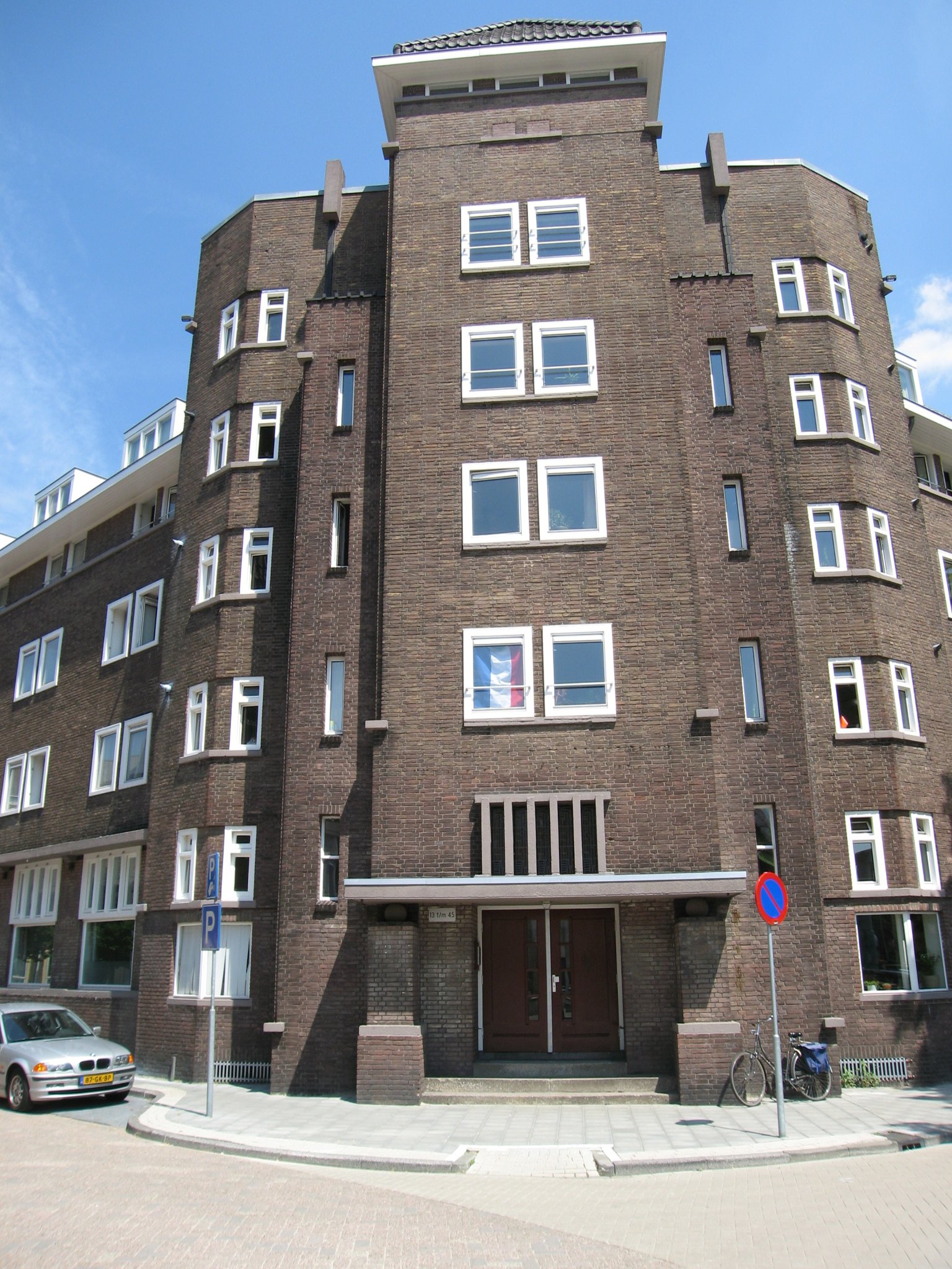Het Gezellenhuis aan de Deken van Somerenstraat, gebouwd in 1931. 