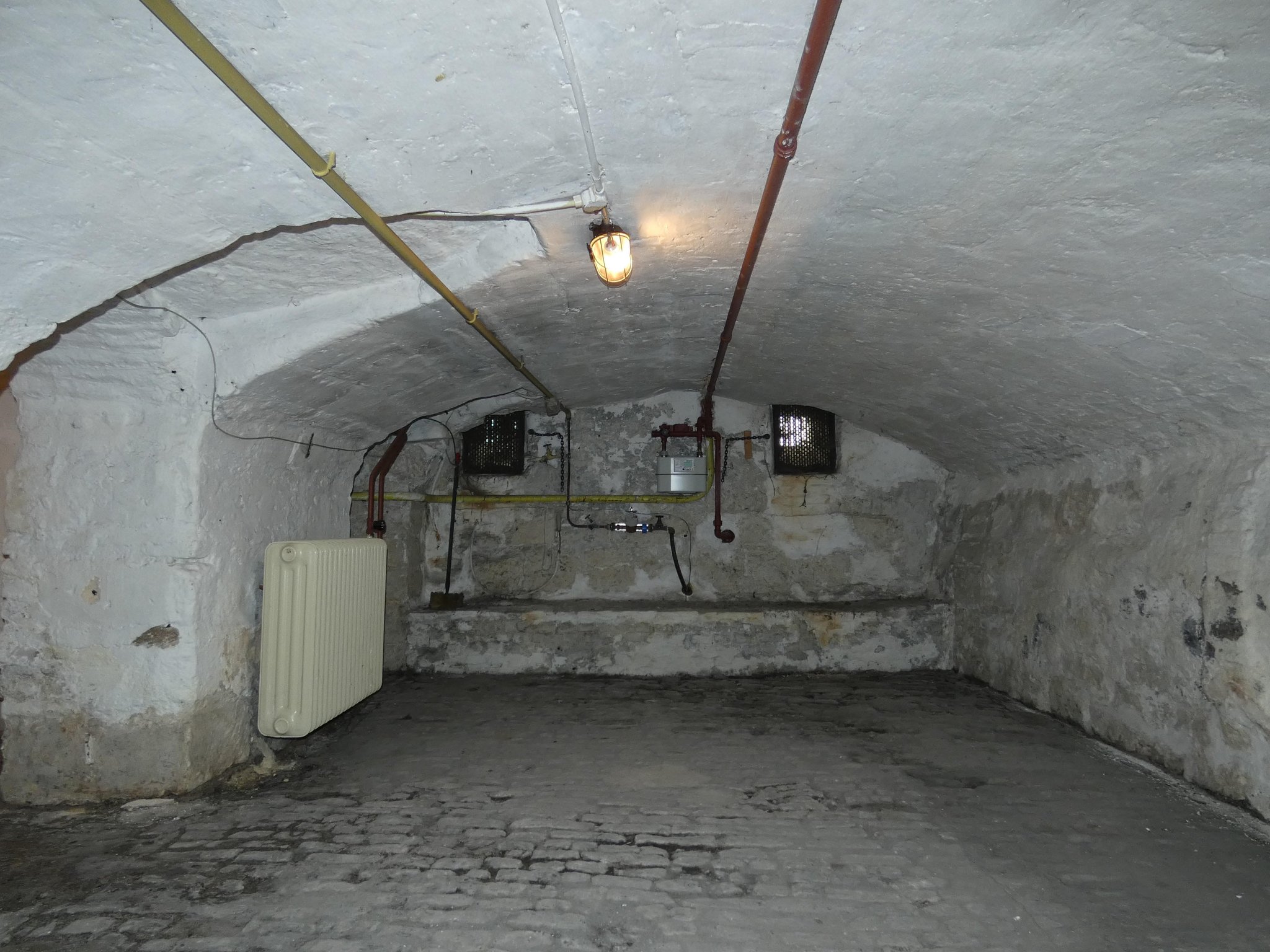 De grote mergelstenen kelder onder het oostelijke gedeelte. 