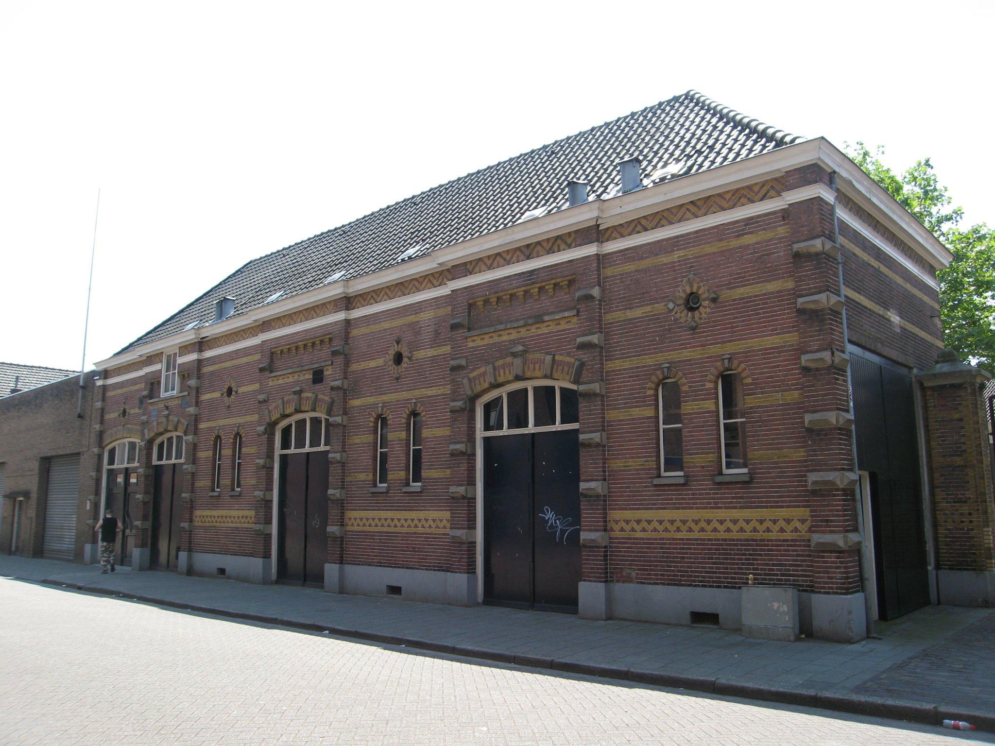 Negentiende-eeuws kazernegebouw op de hoek Grote Berg-Paradijslaan. 