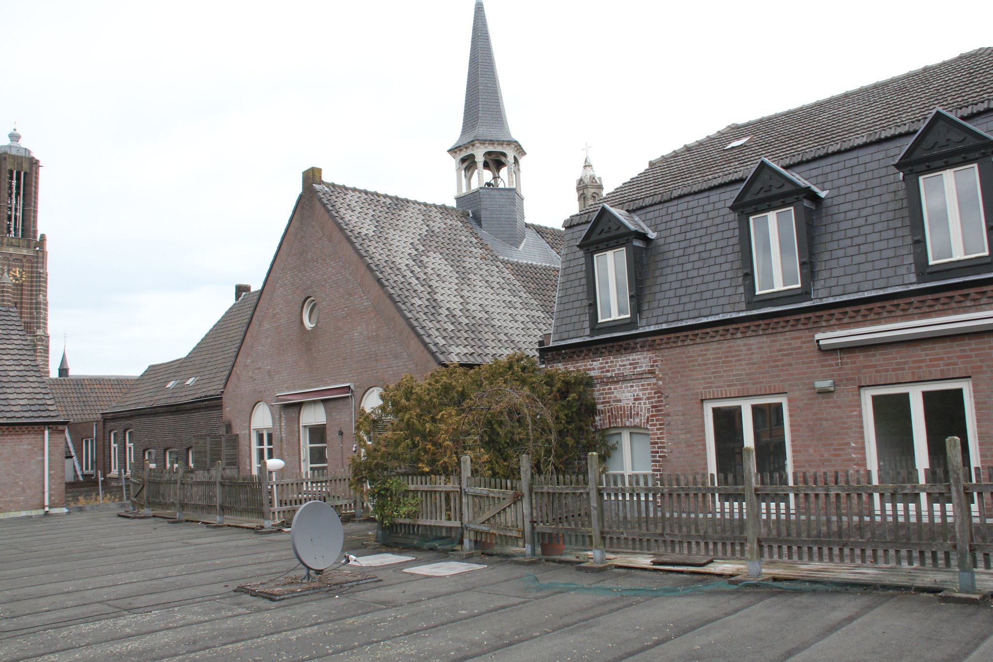 Achterzijde van het klooster: bovenste bouwlaag:  nieuwe gevels waar de oorspronkelijke volumes zijn weggebroken