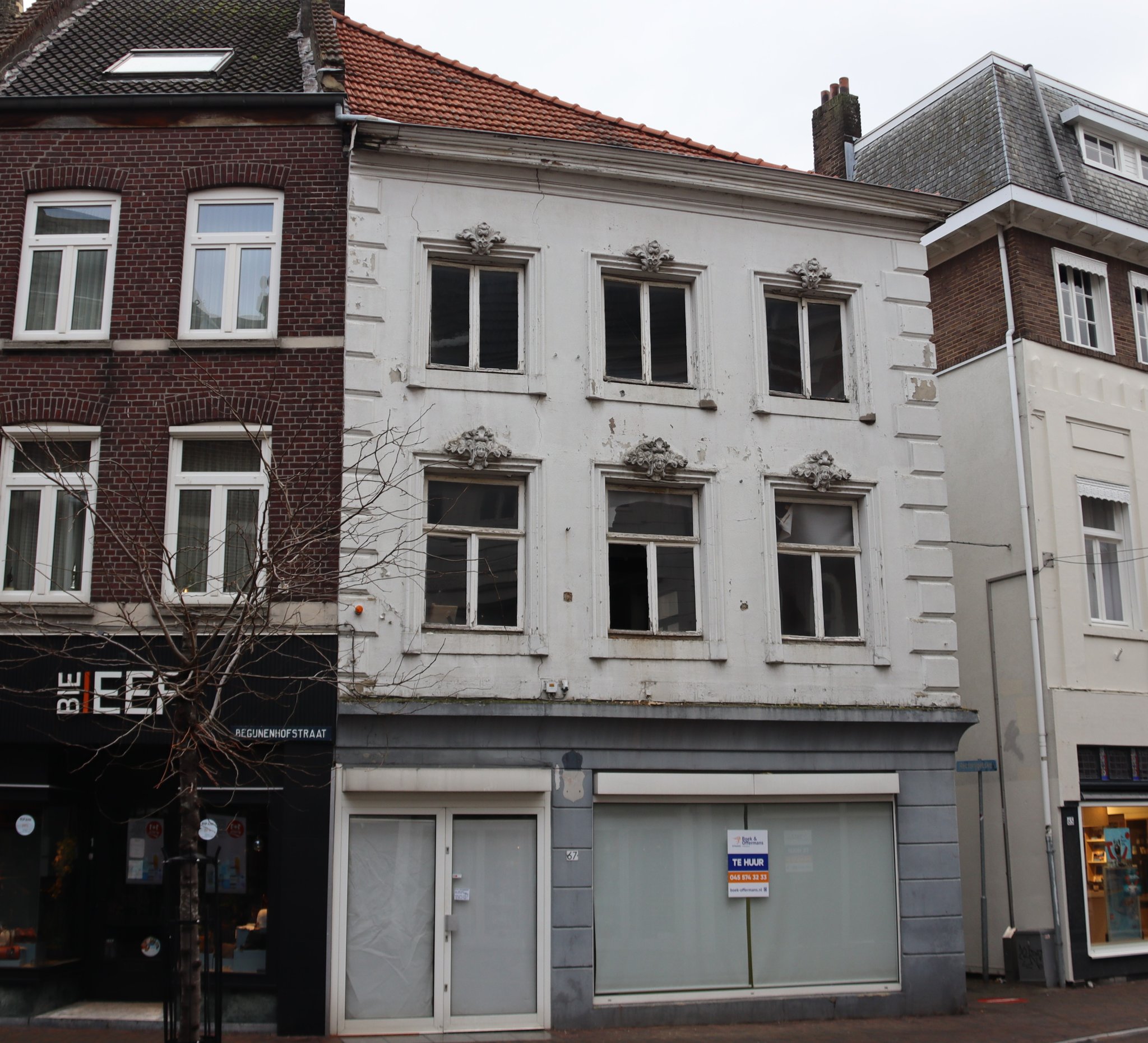 Voorgevel van het pand. 